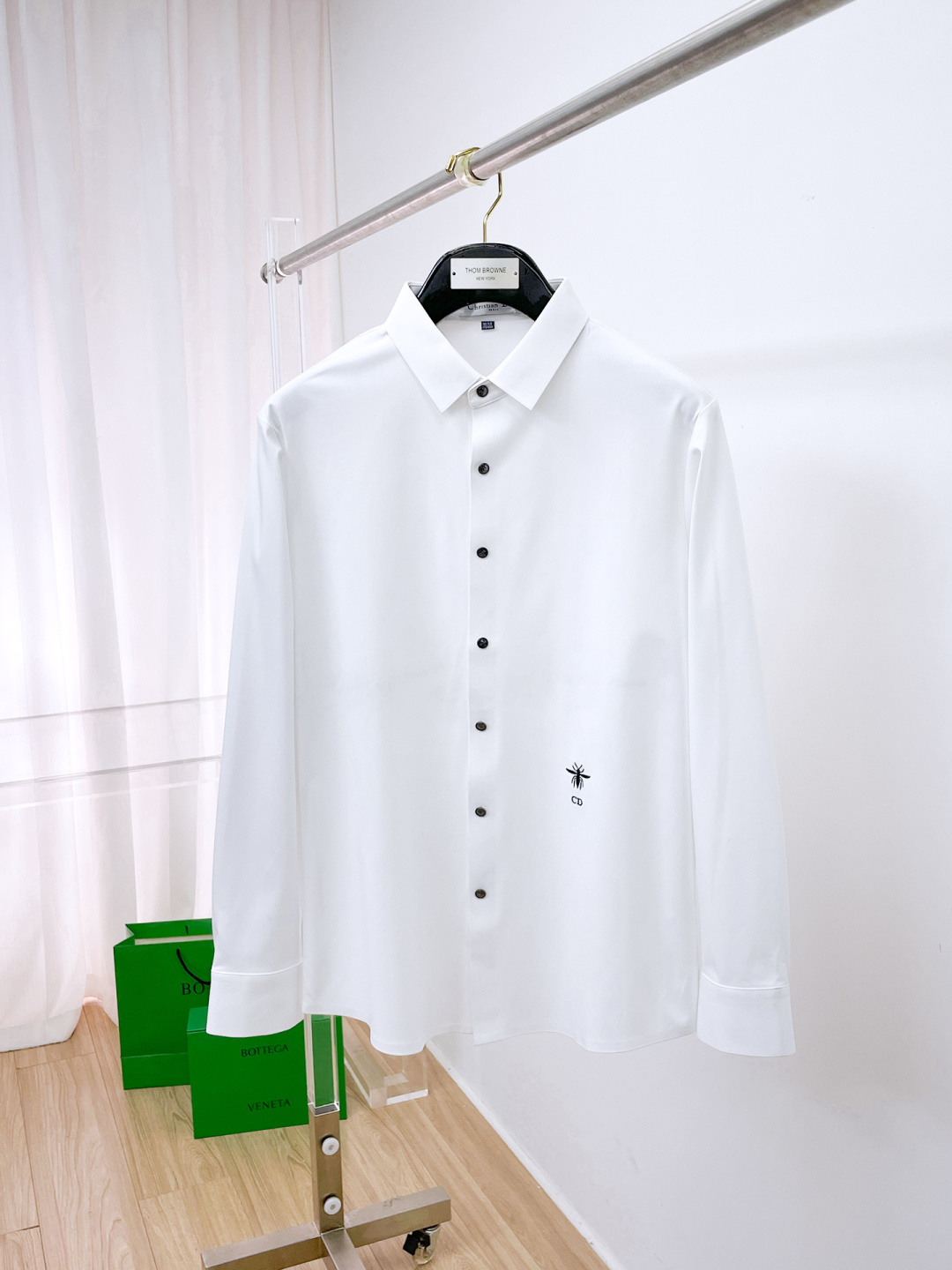 NO:623745,'Dior Dior' original order. Hot sale coming. 2025ss official website new long-sleeved shirt, exquisite embroidered logo high-end version, counter custom fabric. High breathability and comfort, precision production, perfect detail processing, brand element design concept, reflecting high quality. Delicate and soft touch!  It presents a casual cut and the upper body shape is awesome!  Size M-3XL,,dior,dior,shirts,alexander wang19860909《Dior 迪奥》 原单货. 爆款来袭 2025ss官网新款长袖 衬衫 衬衣,精美刺绣Logo 高端版本,专柜定制面料 透气舒适度高,精工制作,细节处理完美无可挑剔,品牌元素设计理念,体现高品质.手感细腻柔软！呈现休闲裁剪,上身版型超赞！码数M-3XL,,dior,dior,shirts,alexander wang,Men's clothing