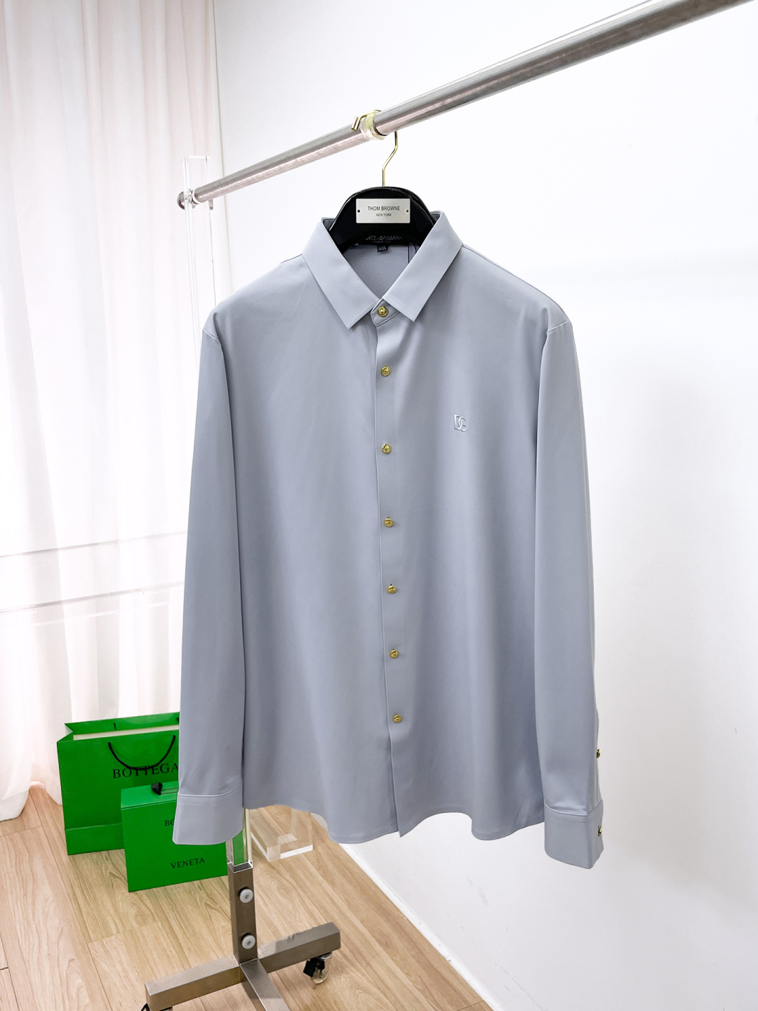 NO:623770,'DG' Original order. Hot item coming. 2025ss official website new long-sleeved shirt, exquisite embroidered logo high-end version, counter custom fabric. High breathability and comfort, precision production, perfect detail processing, brand element design concept, reflecting high quality. It feels delicate and soft!  It presents a casual cut and the upper body shape is awesome!  Size M-3XL,,shirts,alexander wang19860909《DG》 原单货. 爆款来袭 2025ss官网新款长袖 衬衫 衬衣,精美刺绣Logo 高端版本,专柜定制面料 透气舒适度高,精工制作,细节处理完美无可挑剔,品牌元素设计理念,体现高品质.手感细腻柔软！呈现休闲裁剪,上身版型超赞！码数M-3XL,,shirts,alexander wang,Men's clothing