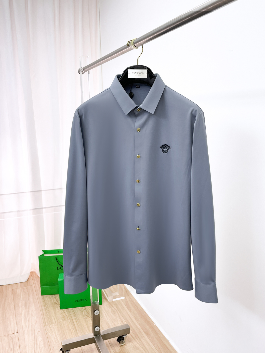 NO:623728,'Versace' original order. Hot sale coming. 2025ss official website new long-sleeved shirt, exquisite embroidered logo high-end version, counter customized fabric. High breathability and comfort, precision production, perfect detail processing, brand element design concept, reflecting high quality. Delicate and soft touch!  It presents a casual cut and the upper body shape is awesome!  Size M-3XL,,versace,shirts,alexander wang19860909《范思哲》 原单货. 爆款来袭 2025ss官网新款长袖 衬衫 衬衣,精美刺绣Logo 高端版本,专柜定制面料 透气舒适度高,精工制作,细节处理完美无可挑剔,品牌元素设计理念,体现高品质.手感细腻柔软！呈现休闲裁剪,上身版型超赞！码数M-3XL,,versace,shirts,alexander wang,Men's clothing