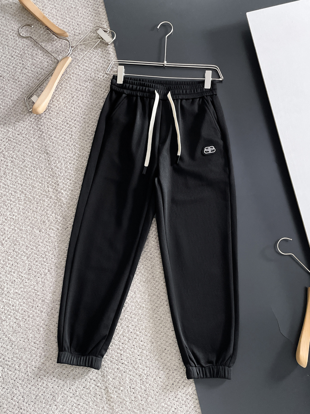 NO:761518,Balenciaga top product 2026 new spring new casual pants!  On sale simultaneously on the official website. The brand's classic LOGO casual pants, customized fabrics, excellent comfort, strong touch. Highly recognizable, perfect appearance and craftsmanship. Sizes M-3XL, balenciaga,19860909巴黎世家 顶级货品 2026新春新款休闲裤！官网同步发售.品牌经典LOGO休闲裤 ,定制面料,舒适度极好,手触感强烈.辨识度极高,完美品相工艺. 尺码M-3XL,,balenciaga,,Men's clothing