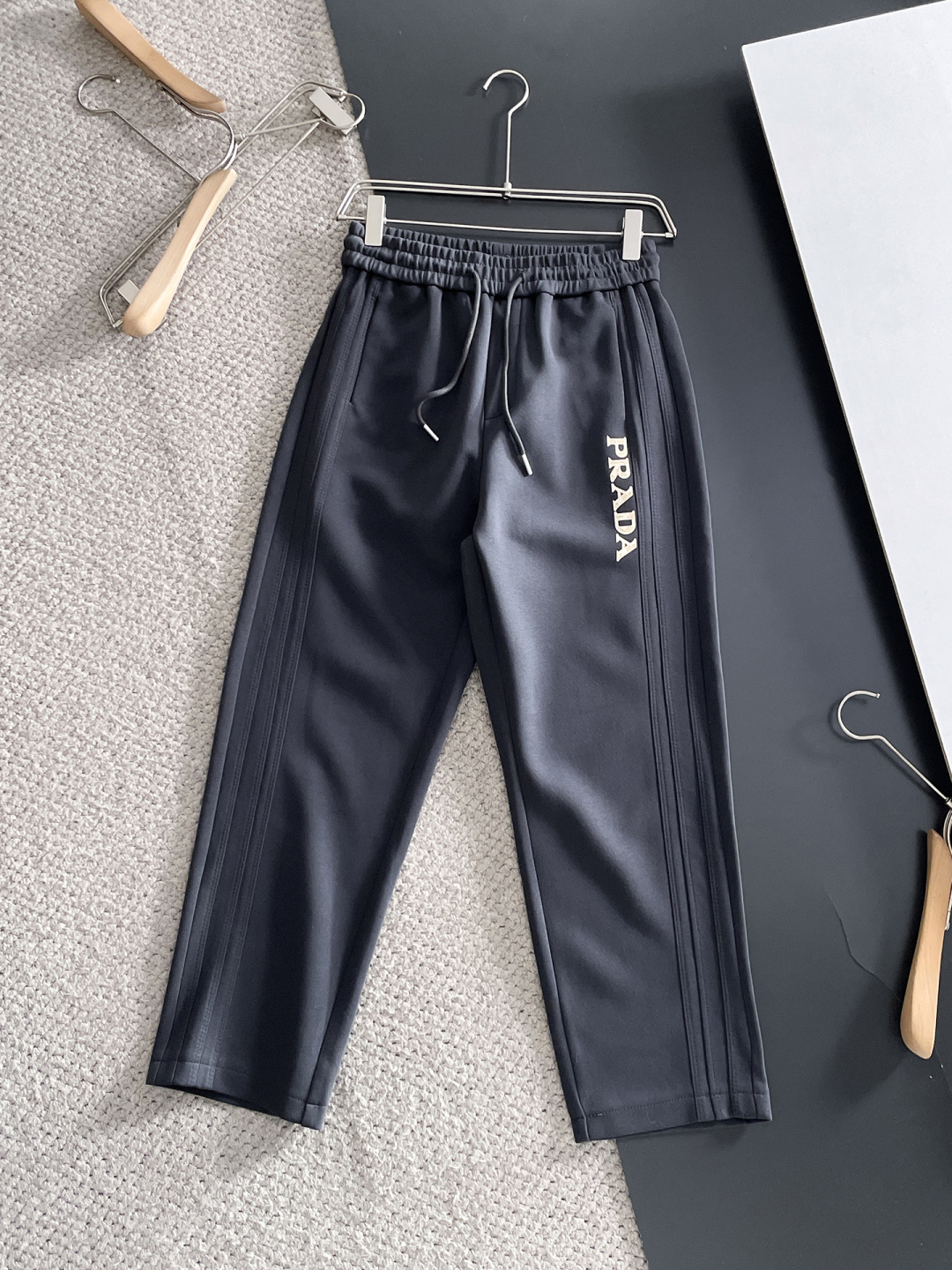 NO:761509,PRADA Prada's top products 2026 New Year's new casual pants!  On sale simultaneously on the official website. The brand's classic LOGO casual pants, customized fabrics, extremely comfortable, strong touch. Highly recognizable, perfect appearance and craftsmanship. Sizes M-3XL, prada, prada,19860909PRADA 普拉达 顶级货品 2026新春新款休闲裤！官网同步发售.品牌经典LOGO休闲裤 ,定制面料,舒适度极好,手触感强烈.辨识度极高,完美品相工艺. 尺码M-3XL,,prada,prada,,Men's clothing