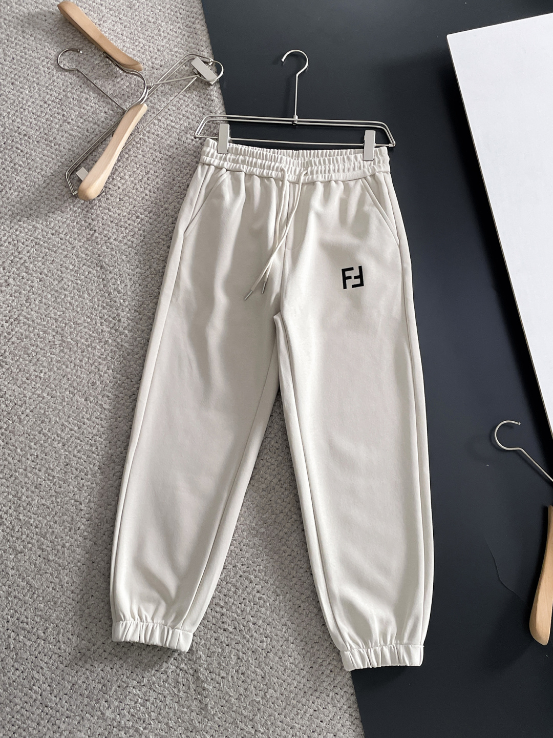 NO:761473,FENDI Fendi's top products 2026 New Year's new casual pants!  On sale simultaneously on the official website. The brand's classic LOGO casual pants, customized fabrics, excellent comfort, strong touch. Highly recognizable, perfect appearance and craftsmanship. Sizes M-3XL,, fendi, fendi,19860909FENDI 芬迪 顶级货品 2026新春新款休闲裤！官网同步发售.品牌经典LOGO休闲裤 ,定制面料,舒适度极好,手触感强烈.辨识度极高,完美品相工艺. 尺码M-3XL,,fendi,fendi,,Men's clothing