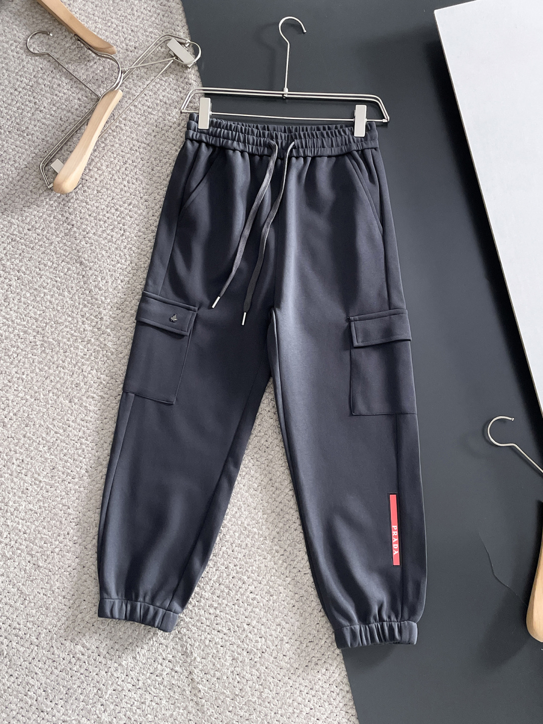 NO:761479,PRADA Prada's top products 2026 New Year's new casual pants!  On sale simultaneously on the official website. The brand's classic LOGO casual pants, customized fabrics, extremely comfortable, strong touch. Highly recognizable, perfect appearance and craftsmanship. Sizes M-3XL, prada, prada,19860909PRADA 普拉达 顶级货品 2026新春新款休闲裤！官网同步发售.品牌经典LOGO休闲裤 ,定制面料,舒适度极好,手触感强烈.辨识度极高,完美品相工艺. 尺码M-3XL,,prada,prada,,Men's clothing