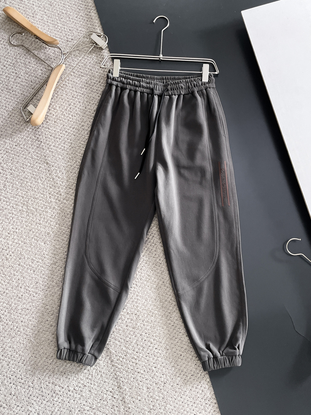 NO:761484,DG top product 2026 new spring new casual pants!  On sale simultaneously on the official website. The brand's classic LOGO casual pants, customized fabrics, excellent comfort, strong touch. Highly recognizable, perfect appearance and craftsmanship. Sizes M-3XL,,19860909DG 顶级货品 2026新春新款休闲裤！官网同步发售.品牌经典LOGO休闲裤 ,定制面料,舒适度极好,手触感强烈.辨识度极高,完美品相工艺. 尺码M-3XL,,,Men's clothing