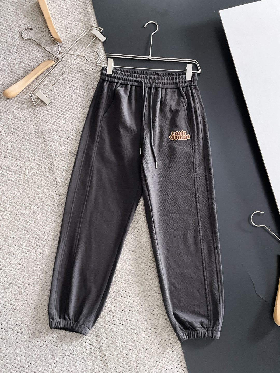 NO:761489,LV top product 2026 new spring new casual pants!  On sale simultaneously on the official website. The brand's classic LOGO casual pants, customized fabrics, excellent comfort, strong touch. Highly recognizable, perfect appearance and craftsmanship. Sizes M-3XL, Louis Vuitton,19860909LV 顶级货品 2026新春新款休闲裤！官网同步发售.品牌经典LOGO休闲裤 ,定制面料,舒适度极好,手触感强烈.辨识度极高,完美品相工艺. 尺码M-3XL,,louis vuitton,,Men's clothing