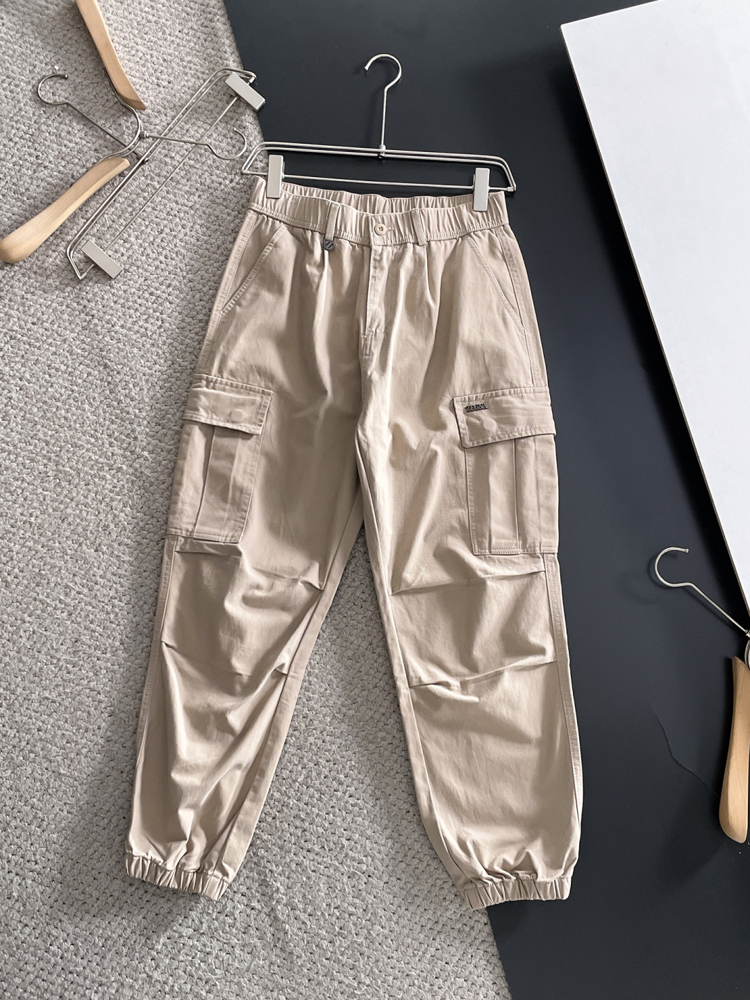 NO:761494,Ermenegildo Zegna's top products 2026 New Year's new casual pants!  On sale simultaneously on the official website. Brand classic LOGO casual pants, customized fabrics, extremely comfortable, strong touch. Highly recognizable, perfect appearance and craftsmanship. Sizes M-3XL,,zegna,19860909杰尼亚 顶级货品 2026新春新款休闲裤！官网同步发售.品牌经典LOGO休闲裤 ,定制面料,舒适度极好,手触感强烈.辨识度极高,完美品相工艺. 尺码M-3XL,,zegna,,Men's clothing