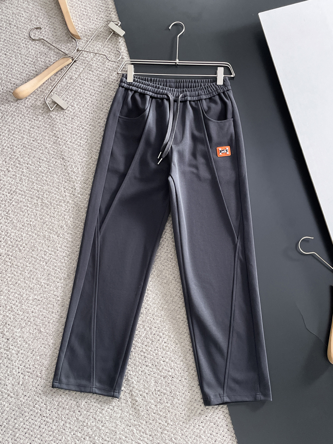 NO:761500,Hermès top products 2026 New Year's new casual pants!  On sale simultaneously on the official website. The brand's classic LOGO casual pants, customized fabrics, extremely comfortable, strong touch. Highly recognizable, perfect appearance and craftsmanship. Sizes M-3XL,, hermes,19860909爱马仕 顶级货品 2026新春新款休闲裤！官网同步发售.品牌经典LOGO休闲裤 ,定制面料,舒适度极好,手触感强烈.辨识度极高,完美品相工艺. 尺码M-3XL,,hermes,,Men's clothing