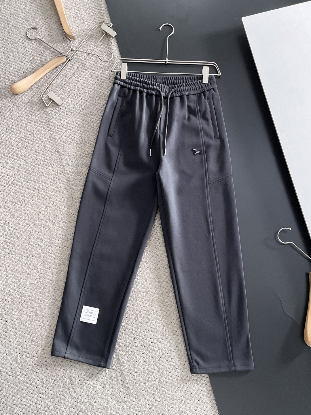 NO:761504,TB top product 2026 New Year's new casual pants!  On sale simultaneously on the official website. The brand's classic LOGO casual pants, customized fabrics, excellent comfort, strong touch. Highly recognizable, perfect appearance and craftsmanship. Sizes M-3XL,,19860909TB 顶级货品 2026新春新款休闲裤！官网同步发售.品牌经典LOGO休闲裤 ,定制面料,舒适度极好,手触感强烈.辨识度极高,完美品相工艺. 尺码M-3XL,,,Men's clothing