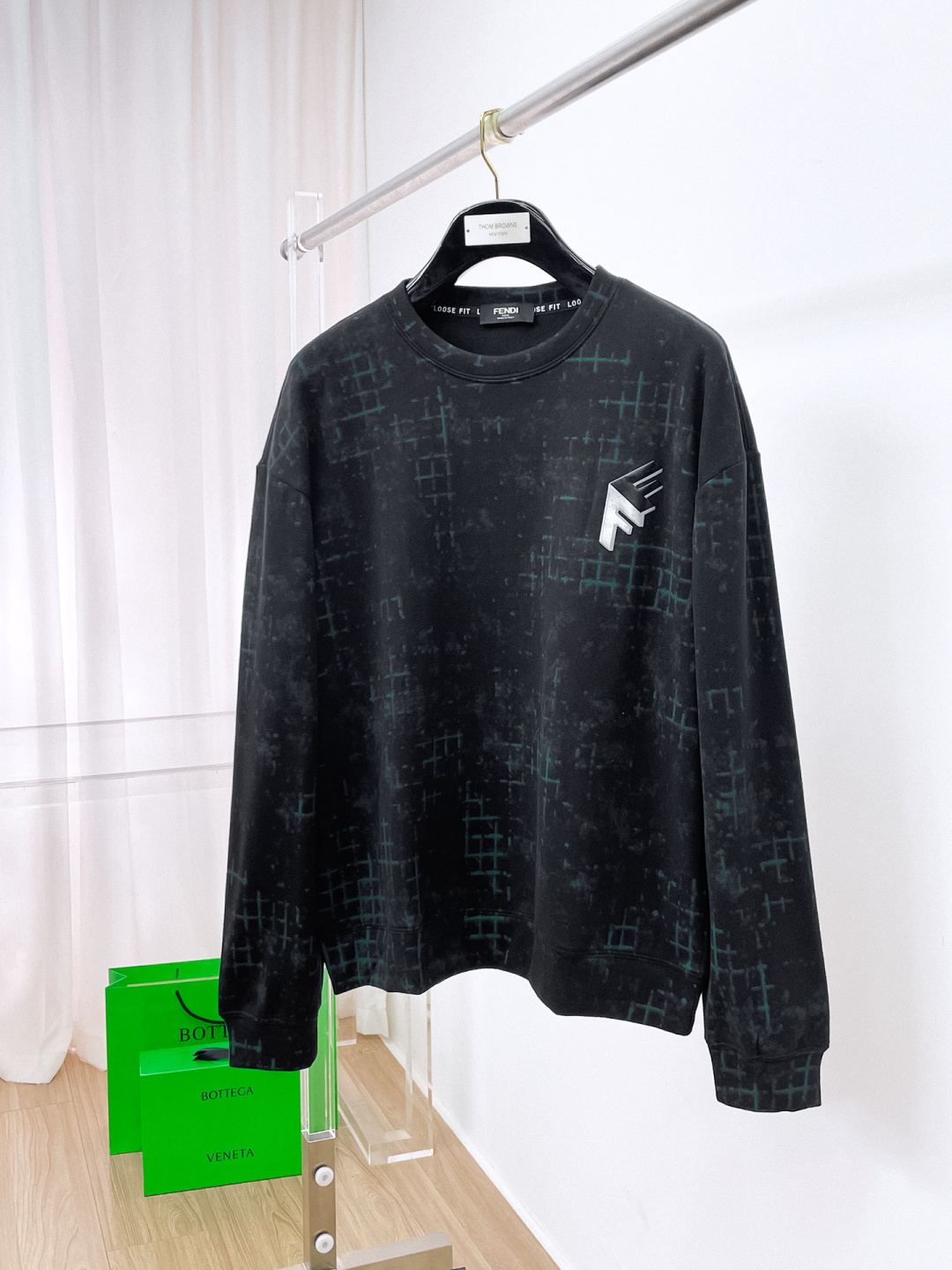 NO:597339,FENDI Fendi 2025 autumn and winter new design sweatshirt official website synchronized!  This T-shirt combines minimalist design and exquisite details. The oversize trim is reminiscent of Tyrolean dress details, calling for modern ideas, creating a different conceptual pattern, and injecting rich connotation into the traditional cotton T-shirt. The LOGO on the front graphic webbing is unique and shows the brand's nobility. It highlights the style of a big brand, sets off the minimalist design style, and reveals the elegance at a glance!  As a brand that pursues design and tailoring techniques, the materials used will never disappoint!  The body of this shirt is made of Solona cotton blended gram fabric, which is noble and exquisite. The cotton surface is full, soft and skin-friendly. In short, such a classic style is a must-have for autumn and winter!  M-3XL,,fendi,fendi,versace,hoodie,sweatshirts,tees,t-shirt,alexander wang19860909FENDI 芬迪 2025秋冬 新款设计感卫衣 官网同步！这款T恤极简主义设计和精美细节于一身.Oversize饰边引人联想蒂罗尔着装细节,召唤摩登新意,造就不同以往的概念化图案,为传统棉质T恤注入丰盈内涵.前幅图形织带车出的LOGO,别具一番特色,更显品牌尊贵 彰显大牌风范,衬托出了极简主义的设计风格,把优雅风展露的一览无余！ 作为一个追求设计感和裁剪工艺的品牌,用料永远不会让人失望！本款衫身采用索洛纳棉混纺 克面料,高贵精致,布面棉质饱满柔软亲肤 总之这么经典的款,秋冬必备！M-3XL,,fendi,fendi,versace,hoodie,sweatshirts,tees，t-shirt,alexander wang,Men's clothing