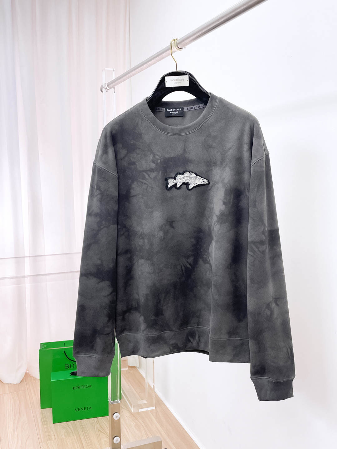 NO:597340,Balenciaga 2025 autumn and winter new design sweatshirt official website synchronized!  This T-shirt combines minimalist design and exquisite details. The oversize trim is reminiscent of Tyrolean dress details, calling for modern ideas, creating a different conceptual pattern, and injecting rich connotation into the traditional cotton T-shirt. The LOGO on the front graphic webbing is unique and shows the brand's nobility. It highlights the style of a big brand, sets off the minimalist design style, and reveals the elegance at a glance!  As a brand that pursues design and tailoring techniques, the materials used will never disappoint!  The body of this shirt is made of Solona cotton blended gram fabric, which is noble and exquisite. The cotton surface is full, soft and skin-friendly. In short, such a classic style is a must-have for autumn and winter!  M-3XL,,balenciaga,versace,hoodie,sweatshirts,tees,t-shirt,alexander wang19860909巴黎世家 2025秋冬 新款设计感卫衣 官网同步！这款T恤极简主义设计和精美细节于一身.Oversize饰边引人联想蒂罗尔着装细节,召唤摩登新意,造就不同以往的概念化图案,为传统棉质T恤注入丰盈内涵.前幅图形织带车出的LOGO,别具一番特色,更显品牌尊贵 彰显大牌风范,衬托出了极简主义的设计风格,把优雅风展露的一览无余！ 作为一个追求设计感和裁剪工艺的品牌,用料永远不会让人失望！本款衫身采用索洛纳棉混纺 克面料,高贵精致,布面棉质饱满柔软亲肤 总之这么经典的款,秋冬必备！M-3XL,,balenciaga,versace,hoodie,sweatshirts,tees，t-shirt,alexander wang,Men's clothing