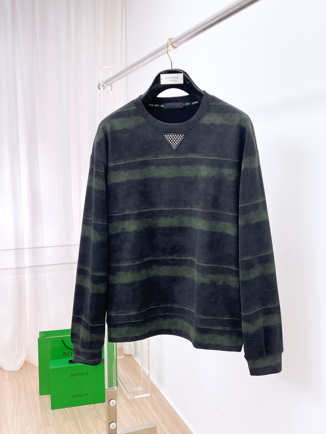 NO:597342,PRADA 2025 autumn and winter new design sweatshirt official website synchronization!  This T-shirt combines minimalist design and exquisite details. The oversize trim is reminiscent of Tyrolean dress details, calling for modern ideas, creating a different conceptual pattern, and injecting rich connotations into traditional cotton T-shirts. The LOGO on the front graphic webbing is unique and shows the brand's nobility. It highlights the style of a big brand, sets off the minimalist design style, and reveals the elegance at a glance!  As a brand that pursues design and tailoring techniques, the materials used will never disappoint!  The body of this shirt is made of Solona cotton blended gram fabric, which is noble and exquisite. The cotton surface is full, soft and skin-friendly. In short, such a classic style is a must-have for autumn and winter!  M-3XL,,prada,prada,versace,hoodie,sweatshirts,tees,t-shirt,alexander wang19860909PRADA 普拉达 2025秋冬 新款设计感卫衣 官网同步！这款T恤极简主义设计和精美细节于一身.Oversize饰边引人联想蒂罗尔着装细节,召唤摩登新意,造就不同以往的概念化图案,为传统棉质T恤注入丰盈内涵.前幅图形织带车出的LOGO,别具一番特色,更显品牌尊贵 彰显大牌风范,衬托出了极简主义的设计风格,把优雅风展露的一览无余！ 作为一个追求设计感和裁剪工艺的品牌,用料永远不会让人失望！本款衫身采用索洛纳棉混纺 克面料,高贵精致,布面棉质饱满柔软亲肤 总之这么经典的款,秋冬必备！M-3XL,,prada,prada,versace,hoodie,sweatshirts,tees，t-shirt,alexander wang,Men's clothing