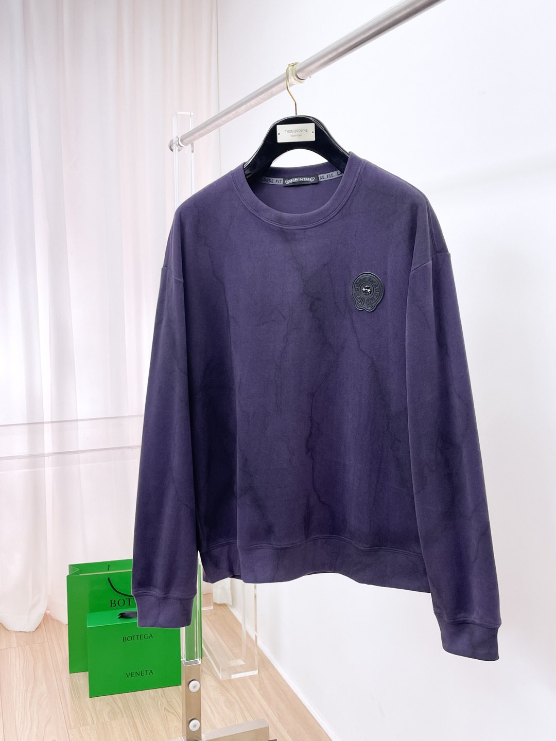 NO:597344,Croxin 2025 autumn and winter new design sweatshirt official website synchronization!  This T-shirt combines minimalist design and exquisite details. The oversize trim is reminiscent of Tyrolean dress details, calling for modern ideas, creating a different conceptual pattern, and injecting rich connotation into the traditional cotton T-shirt. The LOGO on the front graphic webbing is unique and shows the brand's nobility. It highlights the style of a big brand, sets off the minimalist design style, and reveals the elegance at a glance!  As a brand that pursues design and tailoring techniques, the materials used will never disappoint!  The body of this shirt is made of Solona cotton blended gram fabric, which is noble and exquisite. The cotton surface is full, soft and skin-friendly. In short, such a classic style is a must-have for autumn and winter!  M-3XL,,versace,chrome hearts,hoodie,sweatshirts,tees,t-shirt,alexander wang19860909克罗心 2025秋冬 新款设计感卫衣 官网同步！这款T恤极简主义设计和精美细节于一身.Oversize饰边引人联想蒂罗尔着装细节,召唤摩登新意,造就不同以往的概念化图案,为传统棉质T恤注入丰盈内涵.前幅图形织带车出的LOGO,别具一番特色,更显品牌尊贵 彰显大牌风范,衬托出了极简主义的设计风格,把优雅风展露的一览无余！ 作为一个追求设计感和裁剪工艺的品牌,用料永远不会让人失望！本款衫身采用索洛纳棉混纺 克面料,高贵精致,布面棉质饱满柔软亲肤 总之这么经典的款,秋冬必备！M-3XL,,versace,chrome hearts,hoodie,sweatshirts,tees，t-shirt,alexander wang,Men's clothing