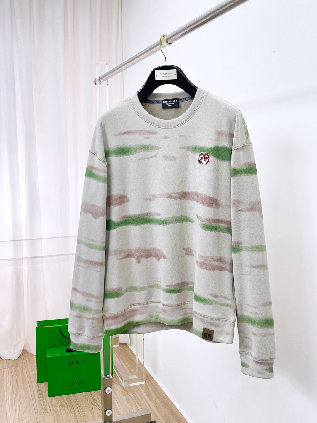 NO:597350,Balenciaga 2025 autumn and winter new design sweatshirt official website synchronized!  This T-shirt combines minimalist design and exquisite details. The oversize trim is reminiscent of Tyrolean dress details, calling for modern ideas, creating a different conceptual pattern, and injecting rich connotation into the traditional cotton T-shirt. The LOGO on the front graphic webbing is unique and shows the brand's nobility. It highlights the style of a big brand, sets off the minimalist design style, and reveals the elegance at a glance!  As a brand that pursues design and tailoring techniques, the materials used will never disappoint!  The body of this shirt is made of Solona cotton blended gram fabric, which is noble and exquisite. The cotton surface is full, soft and skin-friendly. In short, such a classic style is a must-have for autumn and winter!  M-3XL,,balenciaga,versace,hoodie,sweatshirts,tees,t-shirt,alexander wang19860909巴黎世家 2025秋冬 新款设计感卫衣 官网同步！这款T恤极简主义设计和精美细节于一身.Oversize饰边引人联想蒂罗尔着装细节,召唤摩登新意,造就不同以往的概念化图案,为传统棉质T恤注入丰盈内涵.前幅图形织带车出的LOGO,别具一番特色,更显品牌尊贵 彰显大牌风范,衬托出了极简主义的设计风格,把优雅风展露的一览无余！ 作为一个追求设计感和裁剪工艺的品牌,用料永远不会让人失望！本款衫身采用索洛纳棉 混纺 克面料,高贵精致,布面棉质饱满柔软亲肤 总之这么经典的款,秋冬必备！M-3XL,,balenciaga,versace,hoodie,sweatshirts,tees，t-shirt,alexander wang,Men's clothing