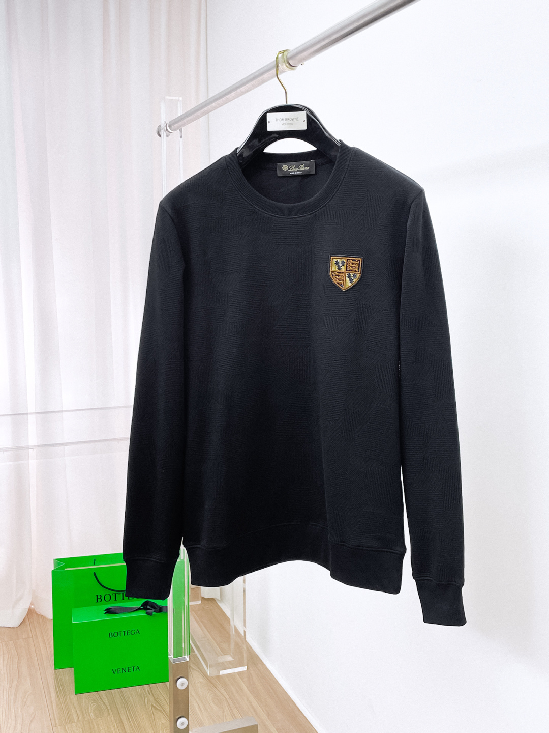 NO:597348,LP autumn and winter new design sweatshirt official website synchronized!  This T-shirt combines minimalist design and exquisite details. The oversize trim is reminiscent of Tyrolean dress details, calling for modern ideas, creating a different conceptual pattern, and injecting rich connotations into traditional cotton T-shirts. The LOGO on the front graphic webbing is unique and shows the brand's nobility. It highlights the style of a big brand, sets off the minimalist design style, and reveals the elegance at a glance!  As a brand that pursues design and tailoring techniques, the materials used will never disappoint!  The body of this shirt is made of Solona cotton blended gram fabric, which is noble and exquisite. The cotton surface is full, soft and skin-friendly. In short, such a classic style is a must-have for autumn and winter!  M-3XL,,loro piana,versace,hoodie,sweatshirts,tees,t-shirt,alexander wang19860909LP 秋冬 新款设计感卫衣 官网同步！这款T恤极简主义设计和精美细节于一身.Oversize饰边引人联想蒂罗尔着装细节,召唤摩登新意,造就不同以往的概念化图案,为传统棉质T恤注入丰盈内涵.前幅图形织带车出的LOGO,别具一番特色,更显品牌尊贵 彰显大牌风范,衬托出了极简主义的设计风格,把优雅风展露的一览无余！ 作为一个追求设计感和裁剪工艺的品牌,用料永远不会让人失望！本款衫身采用索洛纳棉混纺 克面料,高贵精致,布面棉质饱满柔软亲肤 总之这么经典的款,秋冬必备！M-3XL,,loro piana,versace,hoodie,sweatshirts,tees，t-shirt,alexander wang,Men's clothing