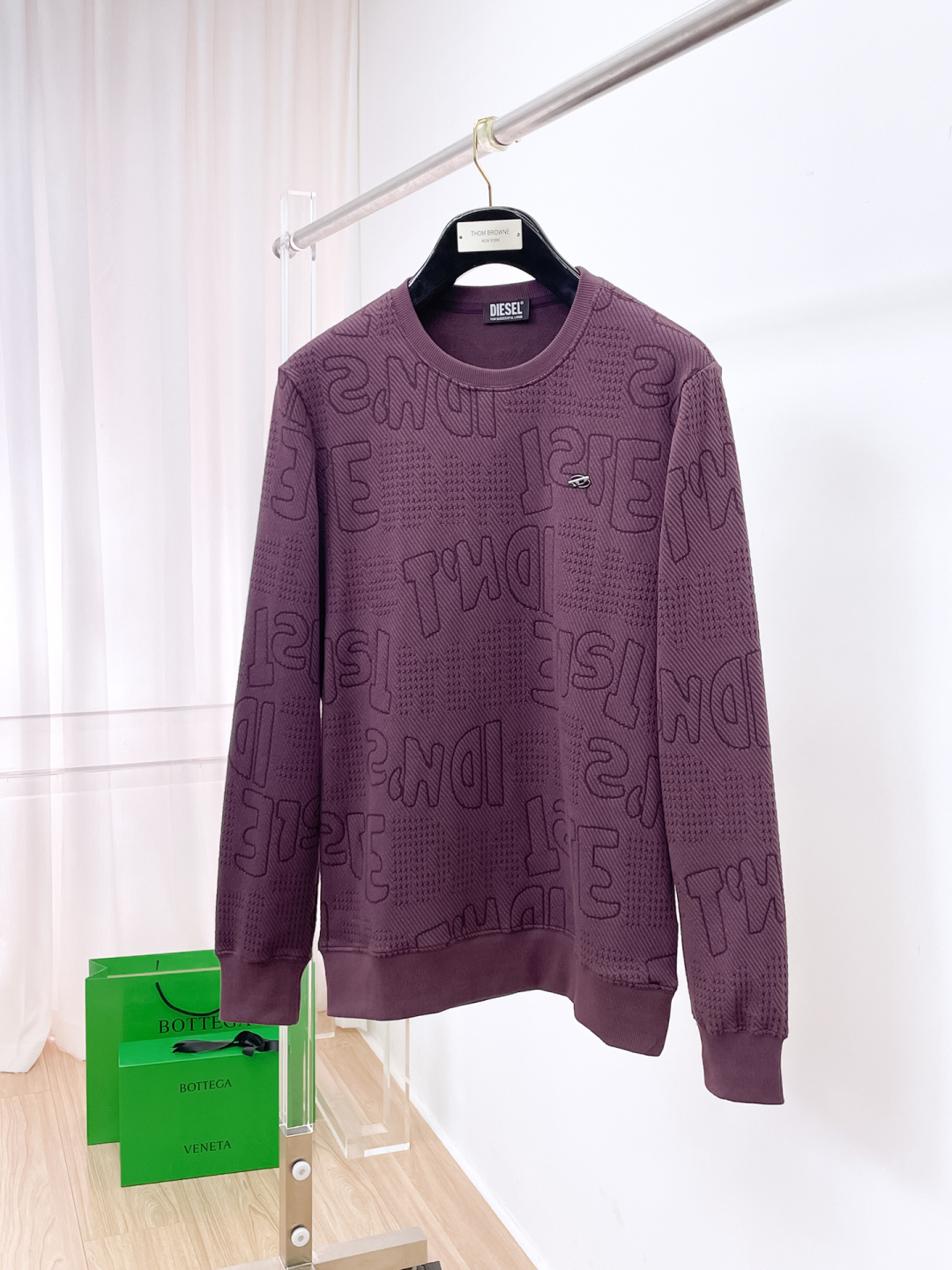 NO:597352,Diesel 2025 autumn and winter new design sweatshirt official website synchronized!  This T-shirt combines minimalist design and exquisite details. The oversize trim is reminiscent of Tyrolean dress details, calling for modern ideas, creating a different conceptual pattern, and injecting rich connotation into the traditional cotton T-shirt. The LOGO on the front graphic webbing is unique and shows the brand's nobility. It highlights the style of a big brand, sets off the minimalist design style, and reveals the elegance at a glance!  As a brand that pursues design and tailoring techniques, the materials used will never disappoint!  The body of this shirt is made of Solona cotton blended gram fabric, which is noble and exquisite. The cotton surface is full, soft and skin-friendly. In short, such a classic style is a must-have for autumn and winter!  M-3XL,,versace,hoodie,sweatshirts,tees,t-shirt,alexander wang19860909迪赛 2025秋冬 新款设计感卫衣 官网同步！这款T恤极简主义设计和精美细节于一身.Oversize饰边引人联想蒂罗尔着装细节,召唤摩登新意,造就不同以往的概念化图案,为传统棉质T恤注入丰盈内涵.前幅图形织带车出的LOGO,别具一番特色,更显品牌尊贵 彰显大牌风范,衬托出了极简主义的设计风格,把优雅风展露的一览无余！ 作为一个追求设计感和裁剪工艺的品牌,用料永远不会让人失望！本款衫身采用索洛纳棉混纺 克面料,高贵精致,布面棉质饱满柔软亲肤 总之这么经典的款,秋冬必备！M-3XL,,versace,hoodie,sweatshirts,tees，t-shirt,alexander wang,Men's clothing