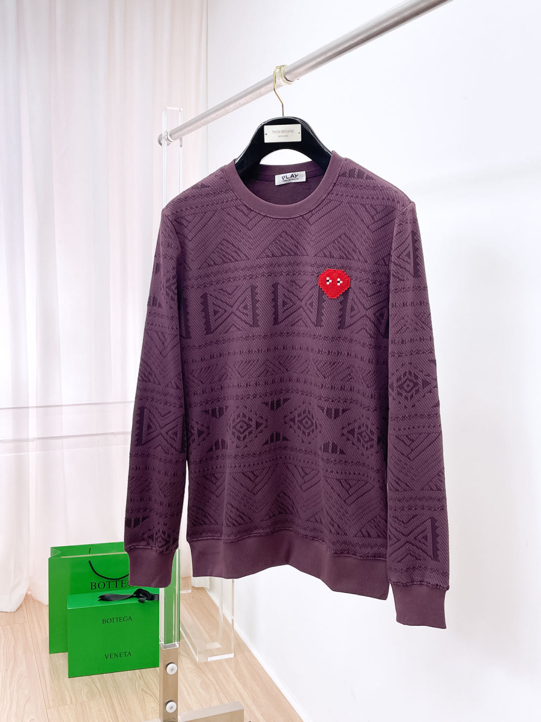 NO:597354,PLAY 2025 autumn and winter new design sweatshirt official website synchronized!  This T-shirt combines minimalist design and exquisite details. The oversize trim is reminiscent of Tyrolean dress details, calling for modern ideas, creating a different conceptual pattern, and injecting rich connotation into the traditional cotton T-shirt. The LOGO on the front graphic webbing is unique and shows the brand's nobility. It highlights the style of a big brand, sets off the minimalist design style, and reveals the elegance at a glance!  As a brand that pursues design and tailoring techniques, the materials used will never disappoint!  The body of this shirt is made of Solona cotton blended gram fabric, which is noble and exquisite. The cotton surface is full, soft and skin-friendly. In short, such a classic style is a must-have for autumn and winter!  M-3XL,,versace,hoodie,sweatshirts,tees,t-shirt,alexander wang19860909PLAY 2025秋冬 新款设计感卫衣 官网同步！这款T恤极简主义设计和精美细节于一身.Oversize饰边引人联想蒂罗尔着装细节,召唤摩登新意,造就不同以往的概念化图案,为传统棉质T恤注入丰盈内涵.前幅图形织带车出的LOGO,别具一番特色,更显品牌尊贵 彰显大牌风范,衬托出了极简主义的设计风格,把优雅风展露的一览无余！ 作为一个追求设计感和裁剪工艺的品牌,用料永远不会让人失望！本款衫身采用索洛纳棉混纺 克面料,高贵精致,布面棉质饱满柔软亲肤 总之这么经典的款,秋冬必备！M-3XL,,versace,hoodie,sweatshirts,tees，t-shirt,alexander wang,Men's clothing