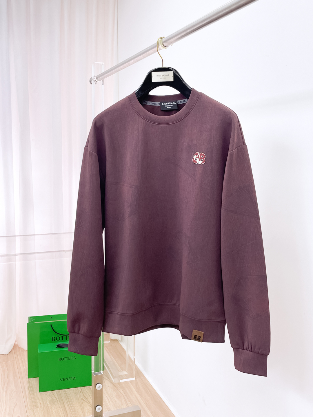 NO:597358,Balenciaga 2025 autumn and winter new design sweatshirt official website synchronized!  This T-shirt combines minimalist design and exquisite details. The oversize trim is reminiscent of Tyrolean dress details, calling for modern ideas, creating a different conceptual pattern, and injecting rich connotations into traditional cotton T-shirts. The LOGO on the front graphic webbing is unique and shows the brand's nobility. It highlights the style of a big brand, sets off the minimalist design style, and reveals the elegance at a glance!  As a brand that pursues design and tailoring techniques, the materials used will never disappoint!  The body of this shirt is made of Solona cotton blended gram fabric, which is noble and exquisite. The cotton surface is full, soft and skin-friendly. In short, such a classic style is a must-have for autumn and winter!  M-3XL,,balenciaga,versace,hoodie,sweatshirts,tees,t-shirt,alexander wang19860909巴黎世家 2025秋冬 新款设计感卫衣 官网同步！这款T恤极简主义设计和精美细节于一身.Oversize饰边引人联想蒂罗尔着装细节,召唤摩登新意,造就不同以往的概念化图案,为传统棉质T恤注入丰盈内涵.前幅图形织带车出的LOGO,别具一番特色,更显品牌尊贵 彰显大牌风范,衬托出了极简主义的设计风格,把优雅风展露的一览无余！ 作为一个追求设计感和裁剪工艺的品牌,用料永远不会让人失望！本款衫身采用索洛纳棉混纺 克面料,高贵精致,布面棉质饱满柔软亲肤 总之这么经典的款,秋冬必备！M-3XL,,balenciaga,versace,hoodie,sweatshirts,tees，t-shirt,alexander wang,Men's clothing