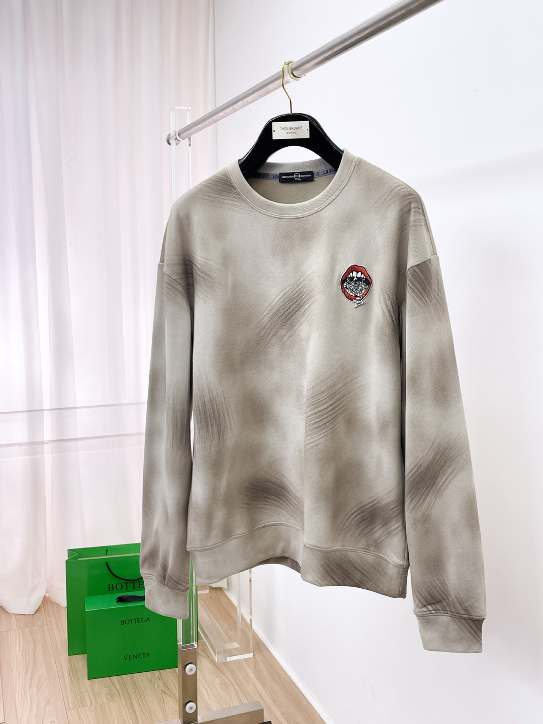 NO:597341,McQueen 2025 autumn and winter new design sweatshirt official website synchronized!  This T-shirt combines minimalist design and exquisite details. The oversize trim is reminiscent of Tyrolean dress details, calling for modern ideas, creating a different conceptual pattern, and injecting rich connotations into traditional cotton T-shirts. The LOGO on the front graphic webbing is unique and shows the brand's nobility. It highlights the style of a big brand, sets off the minimalist design style, and reveals the elegance at a glance!  As a brand that pursues design and tailoring techniques, the materials used will never disappoint!  The body of this shirt is made of Solona cotton blended gram fabric, which is noble and exquisite. The cotton surface is full, soft and skin-friendly. In short, such a classic style is a must-have for autumn and winter!  M-3XL,,alexander mcqueen,versace,hoodie,sweatshirts,tees,t-shirt,alexander wang19860909麦昆 2025秋冬 新款设计感卫衣 官网同步！这款T恤极简主义设计和精美细节于一身.Oversize饰边引人联想蒂罗尔着装细节,召唤摩登新意,造就不同以往的概念化图案,为传统棉质T恤注入丰盈内涵.前幅图形织带车出的LOGO,别具一番特色,更显品牌尊贵 彰显大牌风范,衬托出了极简主义的设计风格,把优雅风展露的一览无余！ 作为一个追求设计感和裁剪工艺的品牌,用料永远不会让人失望！本款衫身采用索洛纳棉混纺 克面料,高贵精致,布面棉质饱满柔软亲肤 总之这么经典的款,秋冬必备！M-3XL,,alexander mcqueen,versace,hoodie,sweatshirts,tees，t-shirt,alexander wang,Men's clothing