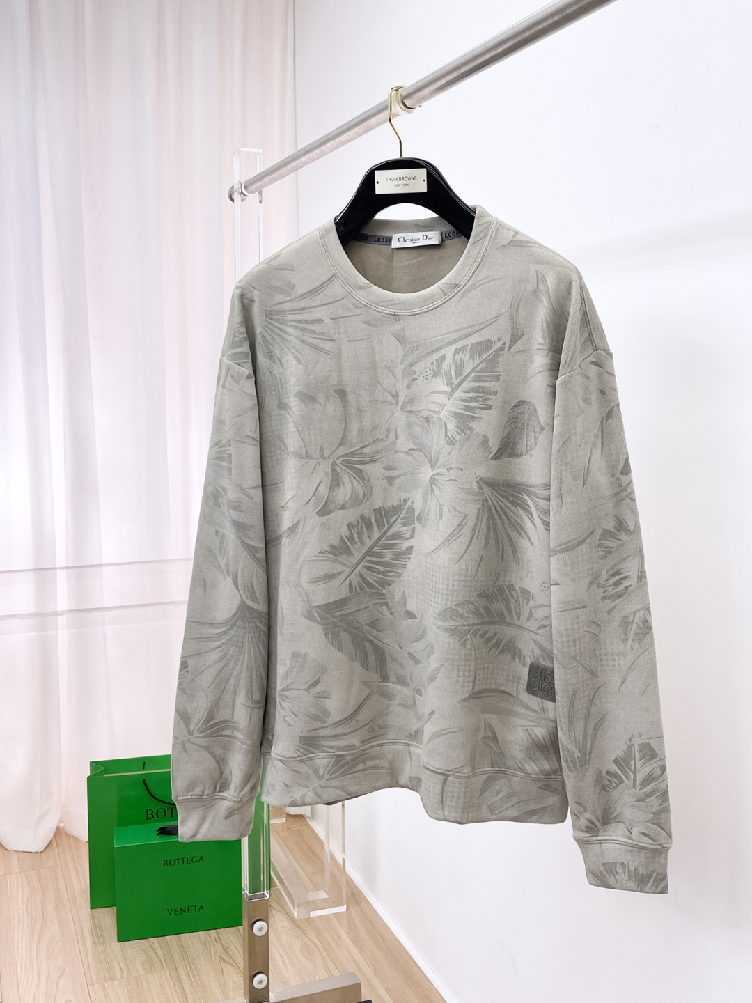 NO:597343,Dior Dior 2025 autumn and winter new design sweatshirt official website synchronized!  This T-shirt combines minimalist design and exquisite details. The oversize trim is reminiscent of Tyrolean dress details, calling for modern ideas, creating a different conceptual pattern, and injecting rich connotation into the traditional cotton T-shirt. The LOGO on the front graphic webbing is unique and shows the brand's nobility. It highlights the style of a big brand, sets off the minimalist design style, and reveals the elegance at a glance!  As a brand that pursues design and tailoring techniques, the materials used will never disappoint!  The body of this shirt is made of Solona cotton blended gram fabric, which is noble and exquisite. The cotton surface is full, soft and skin-friendly. In short, such a classic style is a must-have for autumn and winter!  M-3XL,,dior,dior,versace,hoodie,sweatshirts,tees,t-shirt,alexander wang19860909Dior 迪奥 2025秋冬 新款设计感卫衣 官网同步！这款T恤极简主义设计和精美细节于一身.Oversize饰边引人联想蒂罗尔着装细节,召唤摩登新意,造就不同以往的概念化图案,为传统棉质T恤注入丰盈内涵.前幅图形织带车出的LOGO,别具一番特色,更显品牌尊贵 彰显大牌风范,衬托出了极简主义的设计风格,把优雅风展露的一览无余！ 作为一个追求设计感和裁剪工艺的品牌,用料永远不会让人失望！本款衫身采用索洛纳棉混纺 克面料,高贵精致,布面棉质饱满柔软亲肤 总之这么经典的款,秋冬必备！M-3XL,,dior,dior,versace,hoodie,sweatshirts,tees，t-shirt,alexander wang,Men's clothing