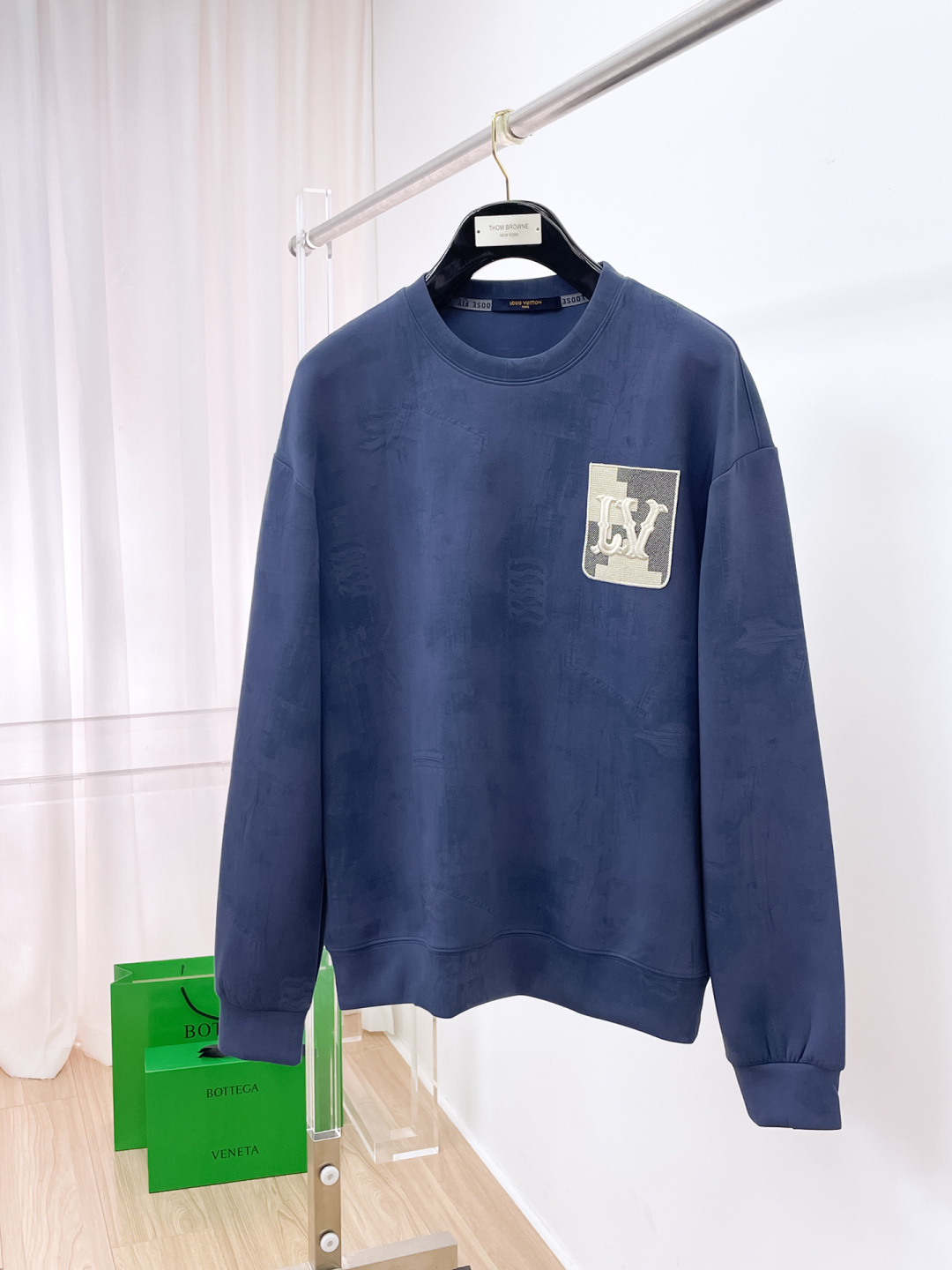 NO:597347,LV 2025 autumn and winter new design sweatshirt official website synchronized!  This T-shirt combines minimalist design and exquisite details. The oversize trim is reminiscent of Tyrolean dress details, calling for modern ideas, creating a different conceptual pattern, and injecting rich connotations into traditional cotton T-shirts. The LOGO on the front graphic webbing is unique and shows the brand's nobility. It highlights the style of a big brand, sets off the minimalist design style, and reveals the elegance at a glance!  As a brand that pursues design and tailoring techniques, the materials used will never disappoint!  The body of this shirt is made of Solona cotton blended gram fabric, which is noble and exquisite. The cotton surface is full, soft and skin-friendly. In short, such a classic style is a must-have for autumn and winter!  M-3XL,,louis vuitton,versace,hoodie,sweatshirts,tees,t-shirt,alexander wang19860909LV 2025秋冬 新款设计感卫衣 官网同步！这款T恤极简主义设计和精美细节于一身.Oversize饰边引人联想蒂罗尔着装细节,召唤摩登新意,造就不同以往的概念化图案,为传统棉质T恤注入丰盈内涵.前幅图形织带车出的LOGO,别具一番特色,更显品牌尊贵 彰显大牌风范,衬托出了极简主义的设计风格,把优雅风展露的一览无余！ 作为一个追求设计感和裁剪工艺的品牌,用料永远不会让人失望！本款衫身采用索洛纳棉混纺 克面料,高贵精致,布面棉质饱满柔软亲肤 总之这么经典的款,秋冬必备！M-3XL,,louis vuitton,versace,hoodie,sweatshirts,tees，t-shirt,alexander wang,Men's clothing