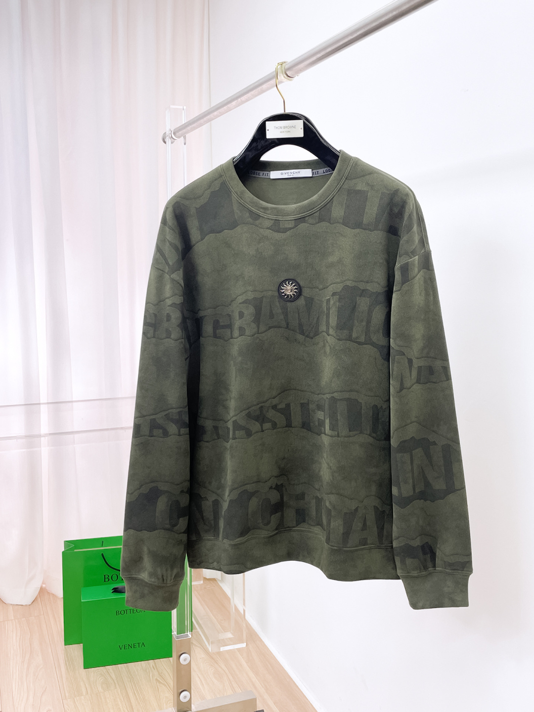 NO:597349,Givenchy 2025 autumn and winter new design sweatshirt official website synchronized!  This T-shirt combines minimalist design and exquisite details. The oversize trim is reminiscent of Tyrolean dress details, calling for modern ideas, creating a different conceptual pattern, and injecting rich connotations into traditional cotton T-shirts. The LOGO on the front graphic webbing is unique and shows the brand's nobility. It highlights the style of a big brand, sets off the minimalist design style, and reveals the elegance at a glance!  As a brand that pursues design and tailoring techniques, the materials used will never disappoint!  The body of this shirt is made of Solona cotton blended gram fabric, which is noble and exquisite. The cotton surface is full, soft and skin-friendly. In short, such a classic style is a must-have for autumn and winter!  M-3XL,,givenchy,versace,hoodie,sweatshirts,tees,t-shirt,alexander wang19860909纪梵希 2025秋冬 新款设计感卫衣 官网同步！这款T恤极简主义设计和精美细节于一身.Oversize饰边引人联想蒂罗尔着装细节,召唤摩登新意,造就不同以往的概念化图案,为传统棉质T恤注入丰盈内涵.前幅图形织带车出的LOGO,别具一番特色,更显品牌尊贵 彰显大牌风范,衬托出了极简主义的设计风格,把优雅风展露的一览无余！ 作为一个追求设计感和裁剪工艺的品牌,用料永远不会让人失望！本款衫身采用索洛纳棉混纺 克面料,高贵精致,布面棉质饱满柔软亲肤 总之这么经典的款,秋冬必备！M-3XL,,givenchy,versace,hoodie,sweatshirts,tees，t-shirt,alexander wang,Men's clothing