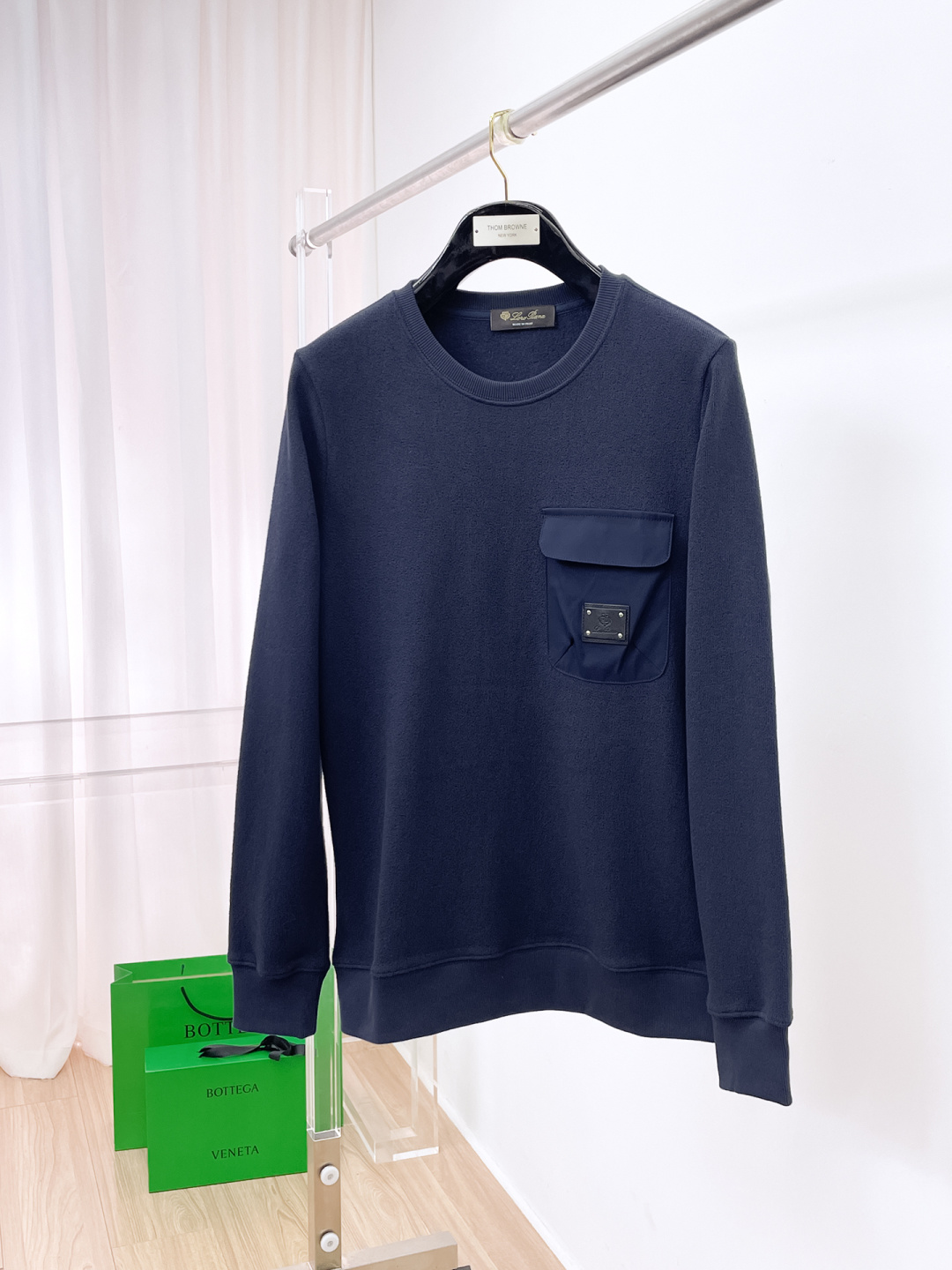 NO:597351,LP autumn and winter new design sweatshirt official website synchronized!  This T-shirt combines minimalist design and exquisite details. The oversize trim is reminiscent of Tyrolean dress details, calling for modern ideas, creating a different conceptual pattern, and injecting rich connotations into traditional cotton T-shirts. The LOGO on the front graphic webbing is unique and shows the brand's nobility. It highlights the style of a big brand, sets off the minimalist design style, and reveals the elegance at a glance!  As a brand that pursues design and tailoring techniques, the materials used will never disappoint!  The body of this shirt is made of Solona cotton blended gram fabric, which is noble and exquisite. The cotton surface is full, soft and skin-friendly. In short, such a classic style is a must-have for autumn and winter!  M-3XL,,loro piana,versace,hoodie,sweatshirts,tees,t-shirt,alexander wang19860909LP 秋冬 新款设计感卫衣 官网同步！这款T恤极简主义设计和精美细节于一身.Oversize饰边引人联想蒂罗尔着装细节,召唤摩登新意,造就不同以往的概念化图案,为传统棉质T恤注入丰盈内涵.前幅图形织带车出的LOGO,别具一番特色,更显品牌尊贵 彰显大牌风范,衬托出了极简主义的设计风格,把优雅风展露的一览无余！ 作为一个追求设计感和裁剪工艺的品牌,用料永远不会让人失望！本款衫身采用索洛纳棉混纺 克面料,高贵精致,布面棉质饱满柔软亲肤 总之这么经典的款,秋冬必备！M-3XL,,loro piana,versace,hoodie,sweatshirts,tees，t-shirt,alexander wang,Men's clothing