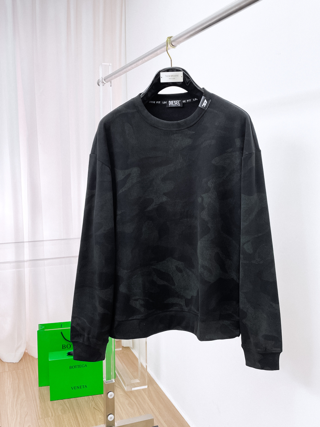 NO:597327,Diesel 2025 autumn and winter new design sweatshirt official website synchronized!  This T-shirt combines minimalist design and exquisite details. The oversize trim is reminiscent of Tyrolean dress details, calling for modern ideas, creating a different conceptual pattern, and injecting rich connotation into the traditional cotton T-shirt. The LOGO on the front graphic webbing is unique and shows the brand's nobility. It highlights the style of a big brand, sets off the minimalist design style, and reveals the elegance at a glance!  As a brand that pursues design and tailoring techniques, the materials used will never disappoint!  The body of this shirt is made of Solona cotton blended gram fabric, which is noble and exquisite. The cotton surface is full, soft and skin-friendly. In short, such a classic style is a must-have for autumn and winter!  M-3XL,,versace,hoodie,sweatshirts,tees,t-shirt,alexander wang19860909迪赛 2025秋冬 新款设计感卫衣 官网同步！这款T恤极简主义设计和精美细节于一身.Oversize饰边引人联想蒂罗尔着装细节,召唤摩登新意,造就不同以往的概念化图案,为传统棉质T恤注入丰盈内涵.前幅图形织带车出的LOGO,别具一番特色,更显品牌尊贵 彰显大牌风范,衬托出了极简主义的设计风格,把优雅风展露的一览无余！ 作为一个追求设计感和裁剪工艺的品牌,用料永远不会让人失望！本款衫身采用索洛纳棉混纺 克面料,高贵精致,布面棉质饱满柔软亲肤 总之这么经典的款,秋冬必备！M-3XL,,versace,hoodie,sweatshirts,tees，t-shirt,alexander wang,Men's clothing