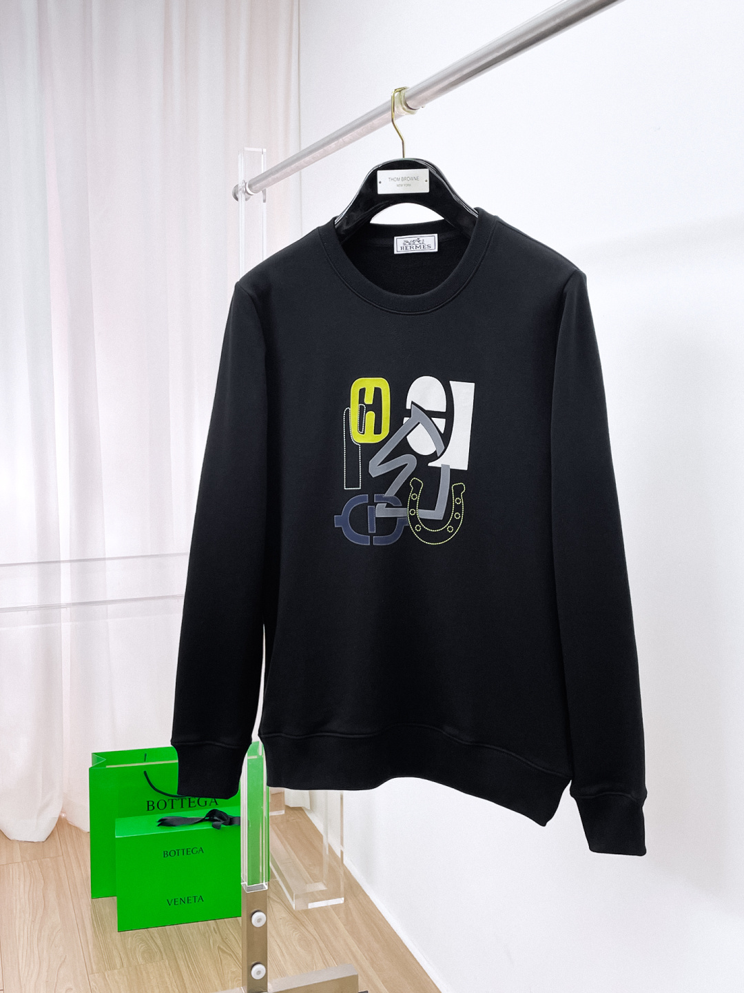 NO:597333,Hermes 2025 autumn and winter new design sweatshirt official website synchronized!  This T-shirt combines minimalist design and exquisite details. The oversize trim is reminiscent of Tyrolean dress details, calling for modern ideas, creating a different conceptual pattern, and injecting rich connotation into the traditional cotton T-shirt. The LOGO on the front graphic webbing is unique and shows the brand's nobility. It highlights the style of a big brand, sets off the minimalist design style, and reveals the elegance at a glance!  As a brand that pursues design and tailoring techniques, the materials used will never disappoint!  The body of this shirt is made of Solona cotton blended gram fabric, which is noble and exquisite. The cotton surface is full, soft and skin-friendly. In short, such a classic style is a must-have for autumn and winter!  M-3XL,,hermes,versace,hoodie,sweatshirts,tees,t-shirt,alexander wang19860909爱马仕 2025秋冬 新款设计感卫衣 官网同步！这款T恤极简主义设计和精美细节于一身.Oversize饰边引人联想蒂罗尔着装细节,召唤摩登新意,造就不同以往的概念化图案,为传统棉质T恤注入丰盈内涵.前幅图形织带车出的LOGO,别具一番特色,更显品牌尊贵 彰显大牌风范,衬托出了极简主义的设计风格,把优雅风展露的一览无余！ 作为一个追求设计感和裁剪工艺的品牌,用料永远不会让人失望！本款衫身采用索洛纳棉混纺 克面料,高贵精致,布面棉质饱满柔软亲肤 总之这么经典的款,秋冬必备！M-3XL,,hermes,versace,hoodie,sweatshirts,tees，t-shirt,alexander wang,Men's clothing