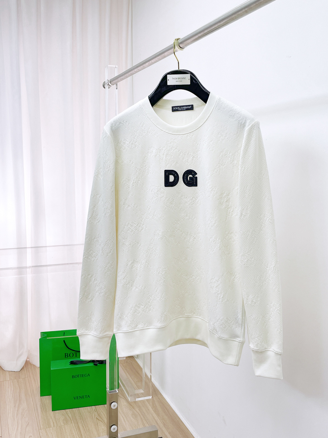 NO:597336,DG 2025 autumn and winter new design sweatshirt official website synchronized!  This T-shirt combines minimalist design and exquisite details. The oversize trim is reminiscent of Tyrolean dress details, calling for modern ideas, creating a different conceptual pattern, and injecting rich connotation into the traditional cotton T-shirt. The LOGO on the front graphic webbing is unique and shows the brand's nobility. It highlights the style of a big brand, sets off the minimalist design style, and reveals the elegance at a glance!  As a brand that pursues design and tailoring techniques, the materials used will never disappoint!  The body of this shirt is made of Solona cotton blended gram fabric, which is noble and exquisite. The cotton surface is full, soft and skin-friendly. In short, such a classic style is a must-have for autumn and winter!  M-3XL,,versace,hoodie,sweatshirts,tees,t-shirt,alexander wang19860909DG 2025秋冬 新款设计感卫衣 官网同步！这款T恤极简主义设计和精美细节于一身.Oversize饰边引人联想蒂罗尔着装细节,召唤摩登新意,造就不同以往的概念化图案,为传统棉质T恤注入丰盈内涵.前幅图形织带车出的LOGO,别具一番特色,更显品牌尊贵 彰显大牌风范,衬托出了极简主义的设计风格,把优雅风展露的一览无余！ 作为一个追求设计感和裁剪工艺的品牌,用料永远不会让人失望！本款衫身采用索洛纳棉混纺 克面料,高贵精致,布面棉质饱满柔软亲肤 总之这么经典的款,秋冬必备！M-3XL,,versace,hoodie,sweatshirts,tees，t-shirt,alexander wang,Men's clothing