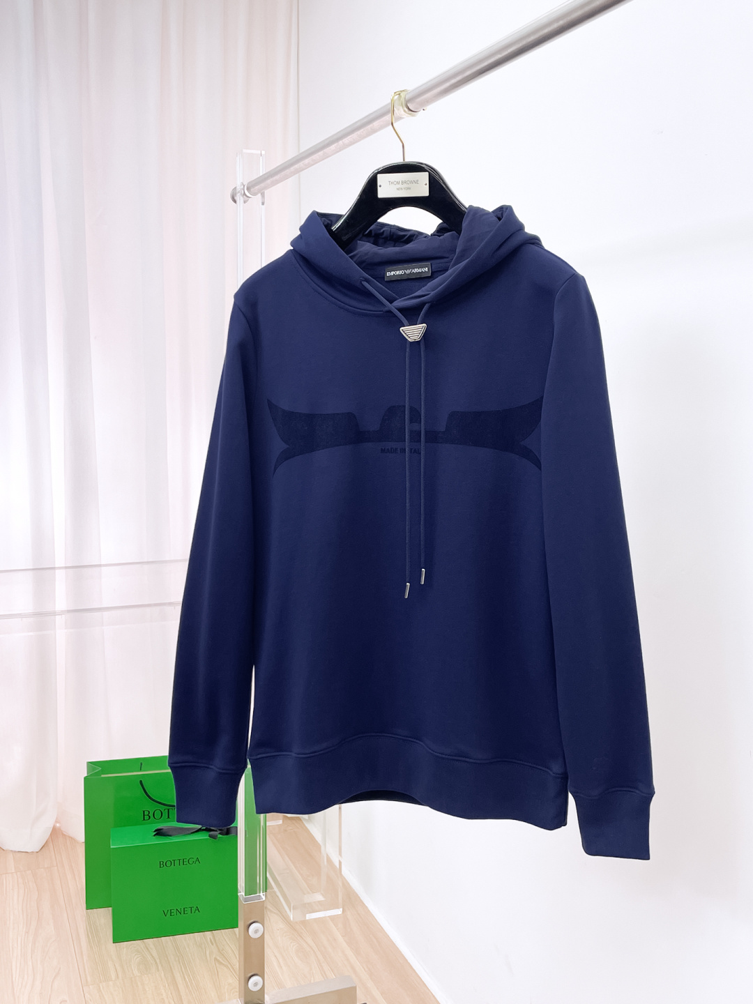 NO:597353,Armani Armani 2025 autumn and winter new design sweatshirt official website synchronization!  This T-shirt combines minimalist design and exquisite details. The oversize trim is reminiscent of Tyrolean dress details, calling for modern ideas, creating a different conceptual pattern, and injecting rich connotations into traditional cotton T-shirts. The LOGO on the front graphic webbing is unique and shows the brand's nobility. It highlights the style of a big brand, sets off the minimalist design style, and reveals the elegance at a glance!  As a brand that pursues design and tailoring techniques, the materials used will never disappoint!  The body of this shirt is made of Solona cotton blended 400g fabric, which is noble and exquisite. The cotton surface is full, soft and skin-friendly. In short, such a classic style is a must-have for autumn and winter!  M-3XL,,armani,versace,armani,hoodie,sweatshirts,tees,t-shirt,alexander wang19860909Armani 阿玛尼 2025秋冬 新款设计感卫衣 官网同步！这款T恤极简主义设计和精美细节于一身.Oversize饰边引人联想蒂罗尔着装细节,召唤摩登新意,造就不同以往的概念化图案,为传统棉质T恤注入丰盈内涵.前幅图形织带车出的LOGO,别具一番特色,更显品牌尊贵 彰显大牌风范,衬托出了极简主义的设计风格,把优雅风展露的一览无余！ 作为一个追求设计感和裁剪工艺的品牌,用料永远不会让人失望！本款衫身采用索洛纳棉混纺400 克面料,高贵精致,布面棉质饱满柔软亲肤 总之这么经典的款,秋冬必备！M-3XL,,armani,versace,armani,hoodie,sweatshirts,tees，t-shirt,alexander wang,Men's clothing