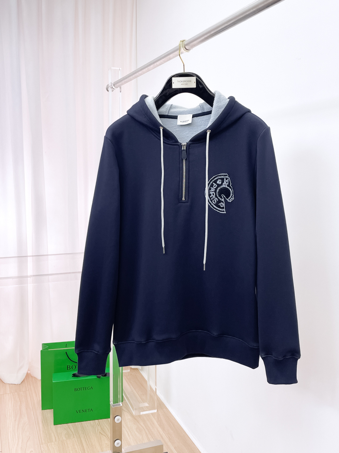 NO:597355,Burberry 2025 autumn and winter new design sweatshirt official website synchronized!  This T-shirt combines minimalist design and exquisite details. The oversize trim is reminiscent of Tyrolean dress details, calling for modern ideas, creating a different conceptual pattern, and injecting rich connotations into traditional cotton T-shirts. The LOGO on the front graphic webbing is unique and shows the brand's nobility. It highlights the style of a big brand, sets off the minimalist design style, and reveals the elegance at a glance!  As a brand that pursues design and tailoring techniques, the materials used will never disappoint!  The body of this shirt is made of Solona cotton blended 400g fabric, which is noble and exquisite. The cotton surface is full, soft and skin-friendly. In short, such a classic style is a must-have for autumn and winter!  M-3XL,,burberry,burberry,versace,hoodie,sweatshirts,tees,t-shirt,alexander wang19860909Burberry 巴宝莉 2025秋冬 新款设计感卫衣 官网同步！这款T恤极简主义设计和精美细节于一身.Oversize饰边引人联想蒂罗尔着装细节,召唤摩登新意,造就不同以往的概念化图案,为传统棉质T恤注入丰盈内涵.前幅图形织带车出的LOGO,别具一番特色,更显品牌尊贵 彰显大牌风范,衬托出了极简主义的设计风格,把优雅风展露的一览无余！ 作为一个追求设计感和裁剪工艺的品牌,用料永远不会让人失望！本款衫身采用索洛纳棉混纺400 克面料,高贵精致,布面棉质饱满柔软亲肤 总之这么经典的款,秋冬必备！M-3XL,,burberry,burberry,versace,hoodie,sweatshirts,tees，t-shirt,alexander wang,Men's clothing