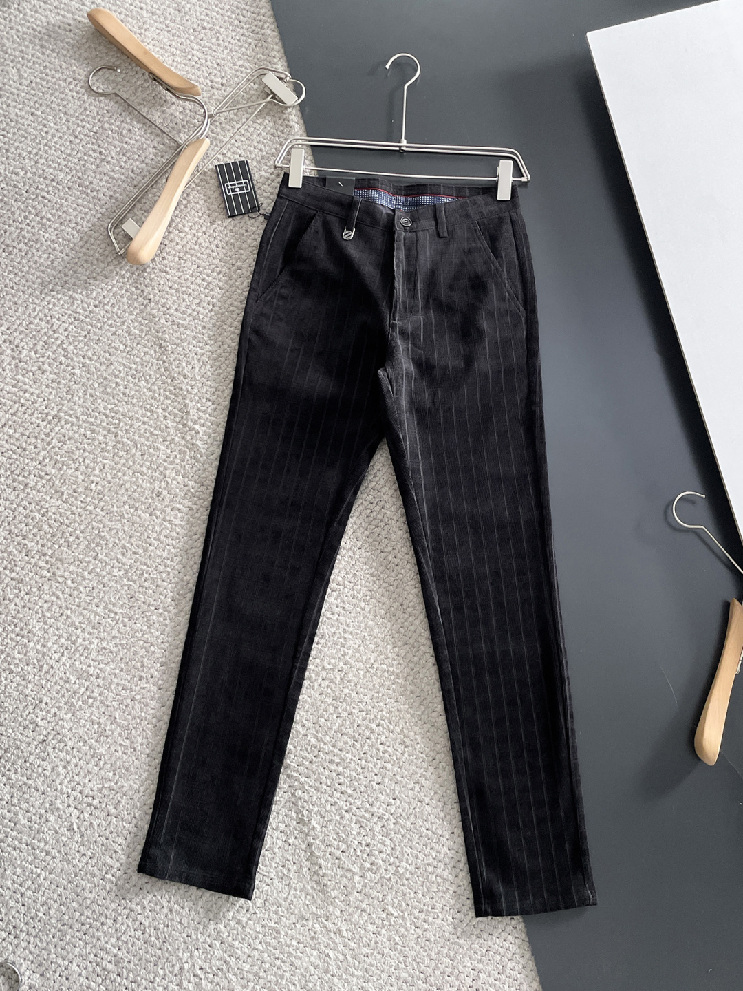 NO:599526,Ermenegildo Zegna's new arrivals, 2025 autumn and winter new products, are available at counters. The best casual pants counters in physical stores are original 1:1 good products, suitable for all ages. The highest version of European imported fabrics on the market. Comfortable, soft and skin-friendly, with super upper body effects, fashionable and versatile, straight and stylish, a wardrobe must-have!  Suitable for any occasion. Sizes: 30-38, zegna, alexander wang19860909杰尼亚 新款来袭2025秋冬新款新品 专柜有售 实体店极品休闲裤专柜原版1:1好货,适合各个年龄段.市场最高版本的欧洲进口面料.舒适柔软亲肤,上身效果超级棒时尚百搭,笔挺有型,衣橱必备！适合任何场合穿着 尺码:30-38,,zegna,alexander wang,Men's clothing