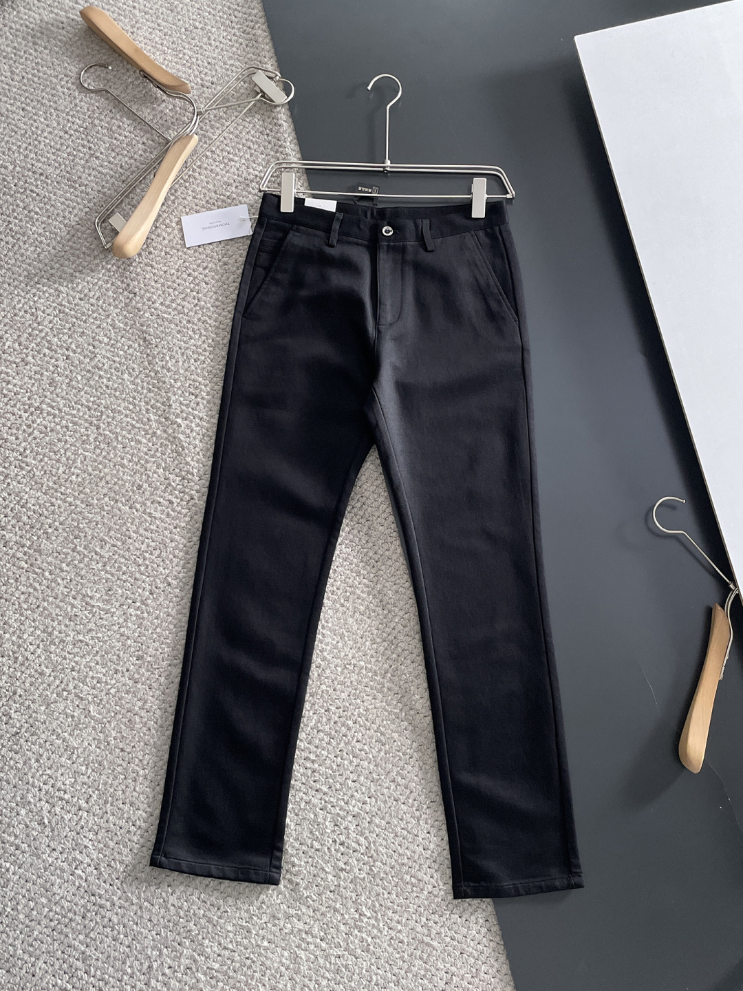 NO:599528,TB new arrival 2025 autumn and winter new products are available at counters. The best casual pants counters in physical stores are original 1:1 goods, suitable for all ages. The highest version of European imported fabrics on the market. Comfortable, soft and skin-friendly, with super upper body effect. Fashionable and versatile, straight and stylish, a wardrobe must-have!  Suitable for any occasion. Size: 30-38, alexander wang19860909TB 新款来袭2025秋冬新款新品 专柜有售 实体店极品休闲裤专柜原版1:1好货,适合各个年龄段.市场最高版本的欧洲进口面料.舒适柔软亲肤,上身效果超级棒时尚百搭,笔挺有型,衣橱必备！适合任何场合穿着 尺码:30-38,,alexander wang,Men's clothing