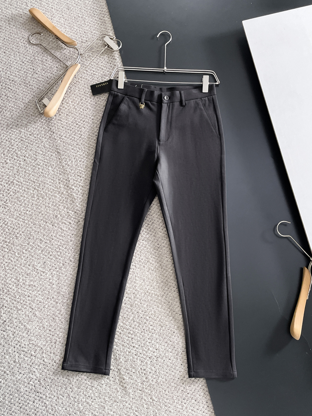 NO:599534,Versace's new arrival, 2025 autumn and winter new products, are available at counters. The best casual pants counters in physical stores are original 1:1 good products, suitable for all ages. The highest version of European imported fabrics on the market. Comfortable, soft and skin-friendly, with super upper body effects, fashionable and versatile, straight and stylish, a wardrobe must-have!  Suitable for any occasion. Sizes: 30-38, versace, alexander wang19860909范思哲 新款来袭2025秋冬新款新品 专柜有售 实体店极品休闲裤专柜原版1:1好货,适合各个年龄段.市场最高版本的欧洲进口面料.舒适柔软亲肤,上身效果超级棒时尚百搭,笔挺有型,衣橱必备！适合任何场合穿着 尺码:30-38,,versace,alexander wang,Men's clothing