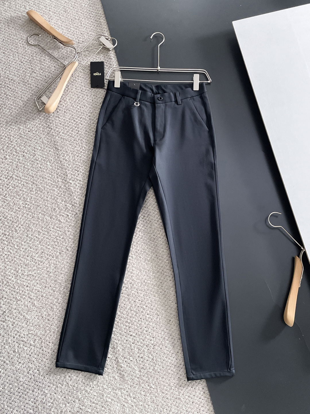 NO:599531,FENDI Fendi's new arrival 2025 autumn and winter new products are available at counters. The best casual pants counters in physical stores are original 1:1 good products, suitable for all ages. The highest version of European imported fabrics on the market. Comfortable, soft and skin-friendly, the upper body effect is super fashionable and versatile, straight and stylish, a wardrobe must-have!  Suitable for any occasion. Sizes: 30-38, fendi, fendi, alexander wang19860909FENDI 芬迪 新款来袭2025秋冬新款新品 专柜有售 实体店极品休闲裤专柜原版1:1好货,适合各个年龄段.市场最高版本的欧洲进口面料.舒适柔软亲肤,上身效果超级棒时尚百搭,笔挺有型,衣橱必备！适合任何场合穿着 尺码:30-38,,fendi,fendi,alexander wang,Men's clothing