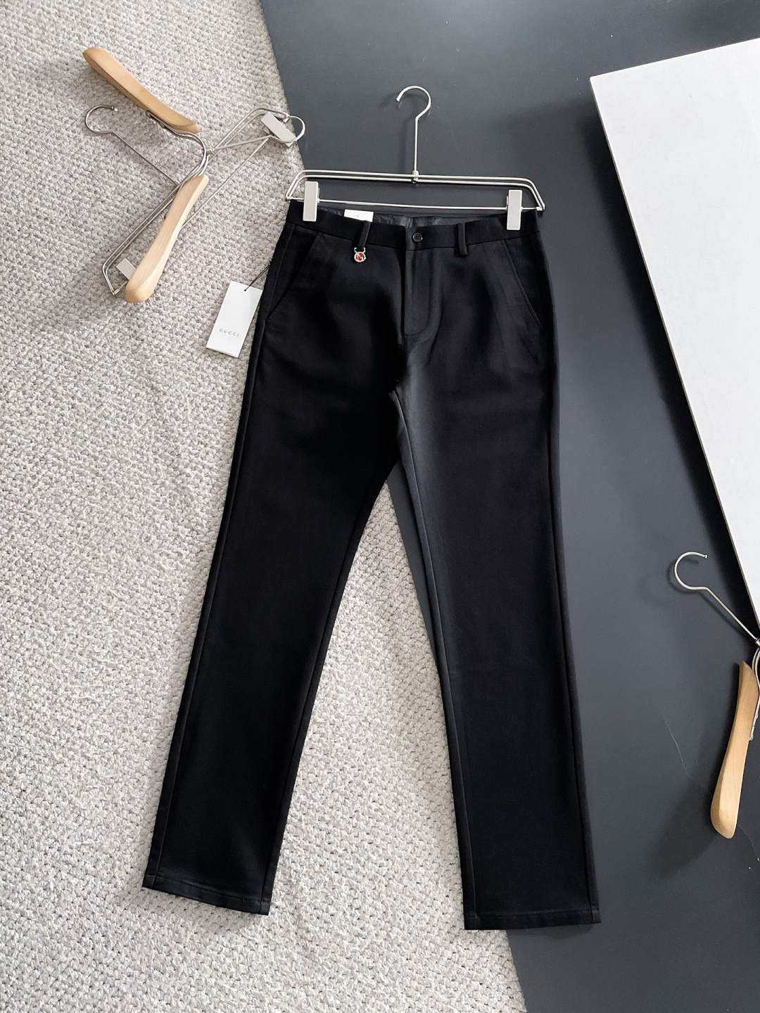 NO:599535,GUCCI Gucci new arrivals 2025 autumn and winter new products are available at counters. The best casual pants counters in physical stores are original 1:1 goods, suitable for all ages. The highest version of European imported fabrics on the market. Comfortable, soft and skin-friendly, the upper body effect is super fashionable and versatile, straight and stylish, a wardrobe must-have!  Suitable for any occasion. Sizes: 30-38, gucci, alexander wang19860909GUCCI 古奇 新款来袭2025秋冬新款新品 专柜有售 实体店极品休闲裤专柜原版1:1好货,适合各个年龄段.市场最高版本的欧洲进口面料.舒适柔软亲肤,上身效果超级棒时尚百搭,笔挺有型,衣橱必备！适合任何场合穿着 尺码:30-38,,gucci,alexander wang,Men's clothing