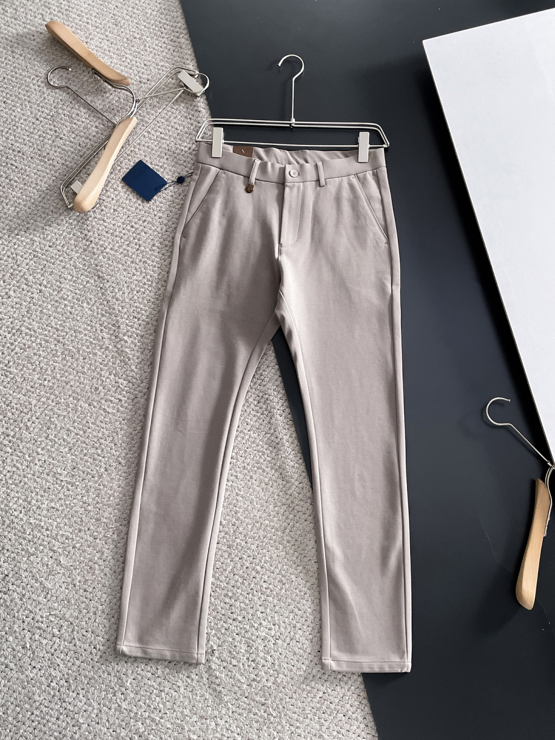 NO:599536,LV's new arrival, 2025 autumn and winter new products, are available at counters. The best casual pants counters in physical stores are original 1:1 good products, suitable for all ages. The highest version of European imported fabrics on the market. Comfortable, soft and skin-friendly, with super upper body effects, fashionable and versatile, straight and stylish, a wardrobe must-have!  Suitable for any occasion. Size: 30-38, louis vuitton, alexander wang19860909LV 新款来袭2025秋冬新款新品 专柜有售 实体店极品休闲裤专柜原版1:1好货,适合各个年龄段.市场最高版本的欧洲进口面料.舒适柔软亲肤,上身效果超级棒时尚百搭,笔挺有型,衣橱必备！适合任何场合穿着 尺码:30-38,,louis vuitton,alexander wang,Men's clothing