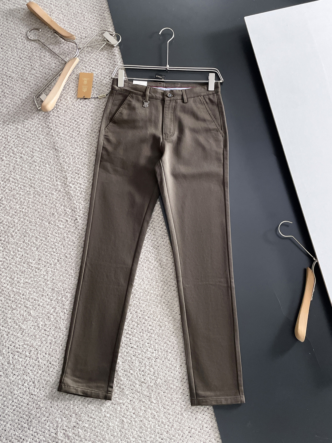 NO:599521,Burberry new arrivals 2025 autumn and winter new products are available at counters. The best casual pants counters in physical stores are original 1:1 good products, suitable for all ages. The highest version of European imported fabrics on the market. Comfortable, soft and skin-friendly, the upper body effect is super fashionable and versatile, straight and stylish, a wardrobe must-have!  Suitable for any occasion. Size: 30-38,,burberry,burberry,alexander wang19860909Burberry 巴宝莉 新款来袭2025秋冬新款新品 专柜有售 实体店极品休闲裤专柜原版1:1好货,适合各个年龄段.市场最高版本的欧洲进口面料.舒适柔软亲肤,上身效果超级棒时尚百搭,笔挺有型,衣橱必备！适合任何场合穿着 尺码:30-38,,burberry,burberry,alexander wang,Men's clothing