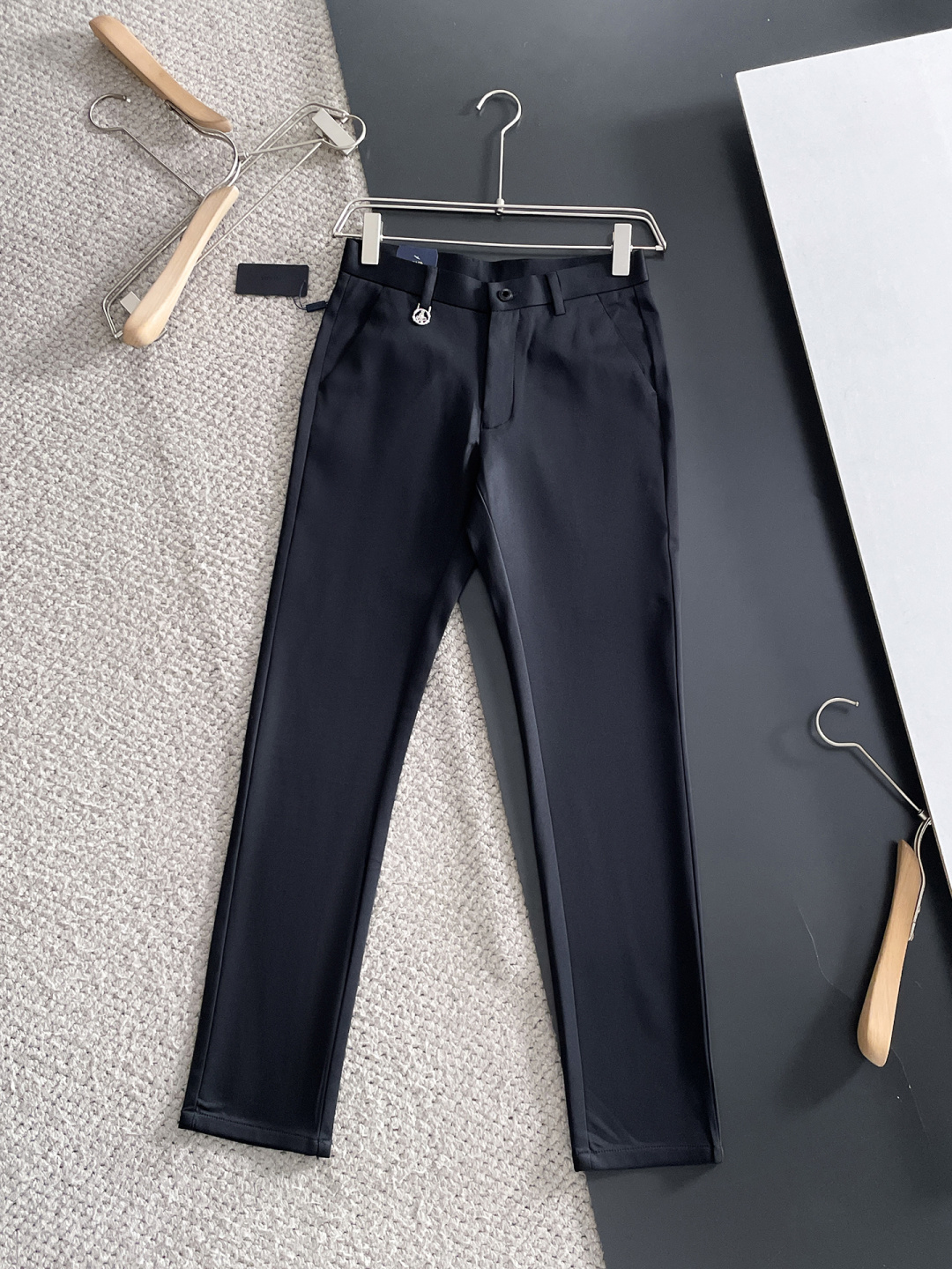 NO:599525,PRADA New arrivals 2025 autumn and winter new products are available at counters. The best casual pants counters in physical stores are original 1:1 good products, suitable for all ages. The highest version of European imported fabrics on the market. Comfortable, soft and skin-friendly, the upper body effect is super fashionable and versatile, straight and stylish, a wardrobe must-have!  Suitable for any occasion. Sizes: 30-38, prada, prada, alexander wang19860909PRADA 普拉达 新款来袭2025秋冬新款新品 专柜有售 实体店极品休闲裤专柜原版1:1好货,适合各个年龄段.市场最高版本的欧洲进口面料.舒适柔软亲肤,上身效果超级棒时尚百搭,笔挺有型,衣橱必备！适合任何场合穿着 尺码:30-38,,prada,prada,alexander wang,Men's clothing