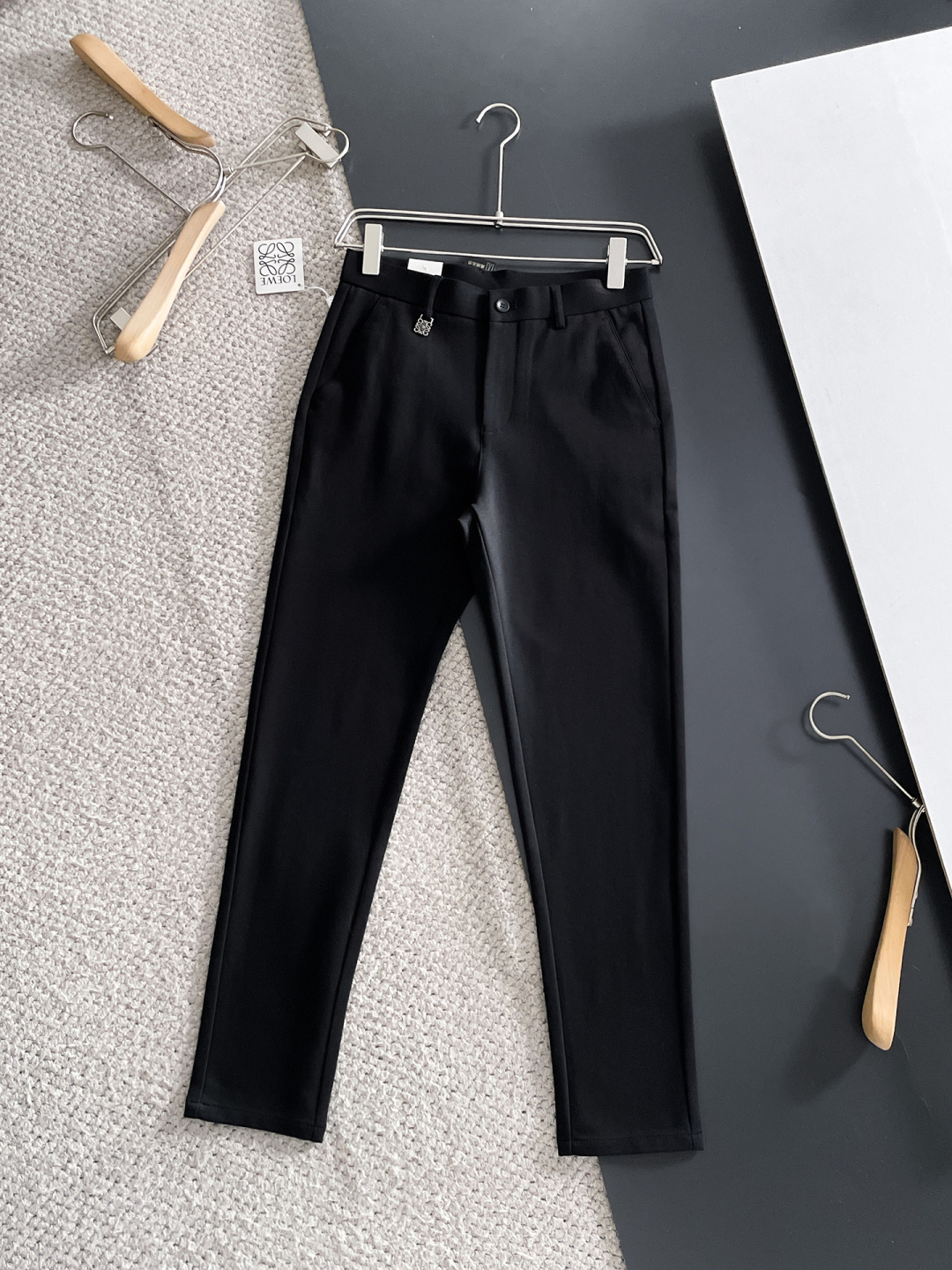 NO:599527,Luo Yiwei's new arrival 2025 autumn and winter new products are available at counters. The best casual pants counters in physical stores are original 1:1 good products, suitable for all ages. The highest version of European imported fabrics on the market. Comfortable, soft and skin-friendly, with super upper body effect, fashionable and versatile, straight and stylish, a wardrobe must-have!  Suitable for any occasion. Size: 30-38, loewe, alexander wang19860909罗意威 新款来袭2025秋冬新款新品 专柜有售 实体店极品休闲裤专柜原版1:1好货,适合各个年龄段.市场最高版本的欧洲进口面料.舒适柔软亲肤,上身效果超级棒时尚百搭,笔挺有型,衣橱必备！适合任何场合穿着 尺码:30-38,,loewe,alexander wang,Men's clothing