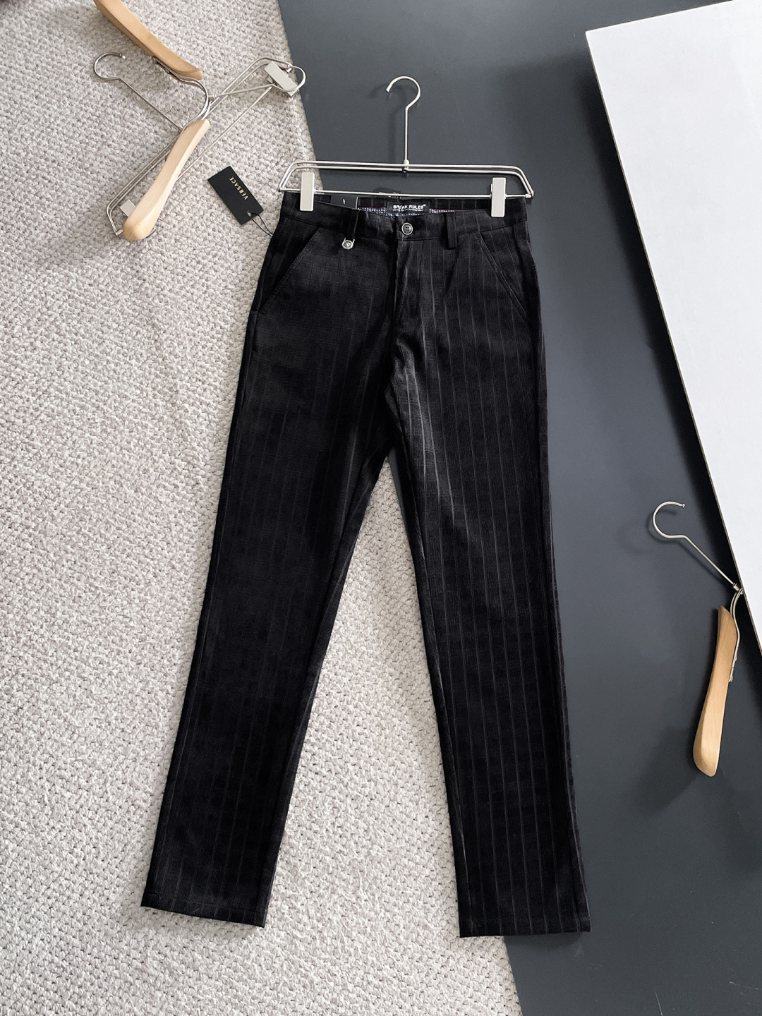 NO:599529,Versace's new arrival, 2025 autumn and winter new products, are available at counters. The best casual pants counters in physical stores are original 1:1 good products, suitable for all ages. The highest version of European imported fabrics on the market. Comfortable, soft and skin-friendly, with super upper body effects, fashionable and versatile, straight and stylish, a wardrobe must-have!  Suitable for any occasion. Sizes: 30-38, versace, alexander wang19860909范思哲 新款来袭2025秋冬新款新品 专柜有售 实体店极品休闲裤专柜原版1:1好货,适合各个年龄段.市场最高版本的欧洲进口面料.舒适柔软亲肤,上身效果超级棒时尚百搭,笔挺有型,衣橱必备！适合任何场合穿着 尺码:30-38,,versace,alexander wang,Men's clothing