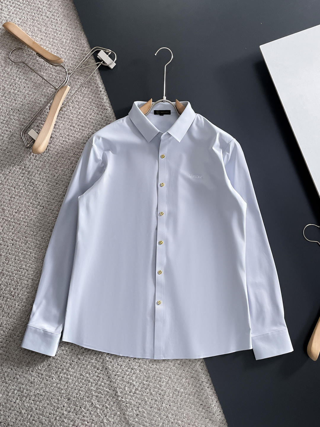 NO:601844,'Versace' original order. Hot item is coming. 2025ss official website new long-sleeved shirt, exquisite embroidered logo high-end version, counter custom fabric, high breathability and comfort, precision production, perfect detail processing, brand element design concept, reflecting high quality. Delicate and soft touch!  It presents a casual cut and the upper body shape is awesome!  Size M-3XL,,versace,shirts,alexander wang19860909《 范思哲 》 原单货. 爆款来袭 2025ss官网新款长袖 衬衫 衬衣,精美刺绣Logo 高端版本,专柜定制面料 透气舒适度高,精工制作,细节处理完美无可挑剔,品牌元素设计理念,体现高品质.手感细腻柔软！呈现休闲裁剪,上身版型超赞！码数M-3XL,,versace,shirts,alexander wang,Men's clothing