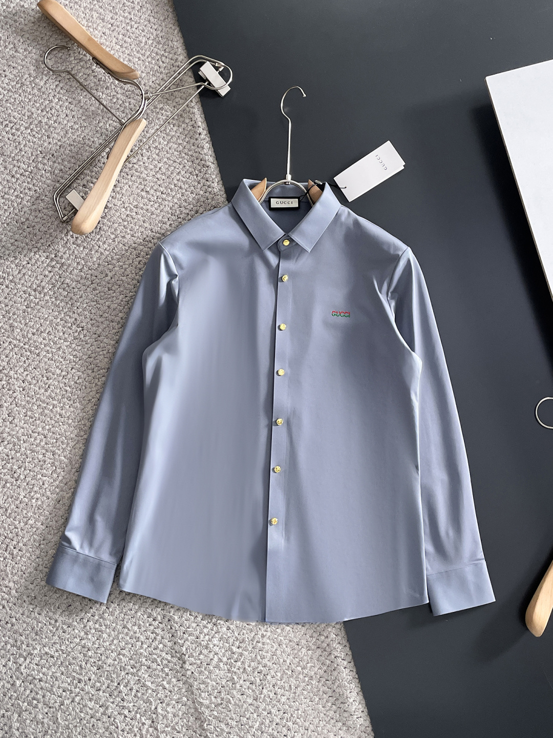 NO:601825,'GUCCI Gucci' original order. Hot item coming. 2025ss official website new long-sleeved shirt, exquisite embroidered logo high-end version, counter customized fabric. High breathability and comfort, precision production, perfect detail processing, brand element design concept, reflecting high quality. Delicate and soft touch!  It presents a casual cut and the upper body shape is awesome!  Size M-3XL,,gucci,shirts,alexander wang19860909《 GUCCI 古奇 》 原单货. 爆款来袭 2025ss官网新款长袖 衬衫 衬衣,精美刺绣Logo 高端版本,专柜定制面料 透气舒适度高,精工制作,细节处理完美无可挑剔,品牌元素设计理念,体现高品质.手感细腻柔软！呈现休闲裁剪,上身版型超赞！码数M-3XL,,gucci,shirts,alexander wang,Men's clothing