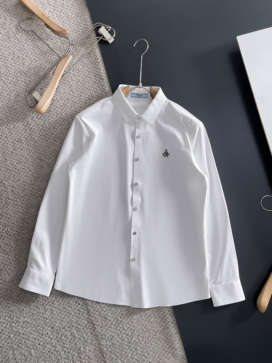 NO:601831,'PRADA Prada' original order. Hot style is coming. 2025ss official website new long-sleeved shirt, exquisite embroidered logo high-end version, counter customized fabric. High breathability and comfort, precision production, perfect detail processing, brand element design concept, reflecting high quality. Delicate and soft touch!  It presents a casual cut and the upper body shape is awesome!  Size M-3XL,,prada,prada,shirts,alexander wang19860909《 PRADA 普拉达 》 原单货. 爆款来袭 2025ss官网新款长袖 衬衫 衬衣,精美刺绣Logo 高端版本,专柜定制面料 透气舒适度高,精工制作,细节处理完美无可挑剔,品牌元素设计理念,体现高品质.手感细腻柔软！呈现休闲裁剪,上身版型超赞！码数M-3XL,,prada,prada,shirts,alexander wang,Men's clothing