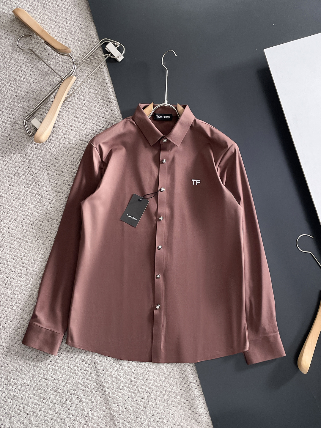 NO:601834,' TF ' Original order. Hot item coming. 2025ss official website new long-sleeved shirt, exquisite embroidered logo high-end version, counter custom fabric. High breathability and comfort, precision production, perfect detail processing, brand element design concept, reflecting high quality. Delicate and soft touch!  It presents a casual cut and the upper body shape is awesome!  Size M-3XL,,tom ford,shirts,alexander wang19860909《 TF 》 原单货. 爆款来袭 2025ss官网新款长袖 衬衫 衬衣,精美刺绣Logo 高端版本,专柜定制面料 透气舒适度高,精工制作,细节处理完美无可挑剔,品牌元素设计理念,体现高品质.手感细腻柔软！呈现休闲裁剪,上身版型超赞！码数M-3XL,,tom ford,shirts,alexander wang,Men's clothing