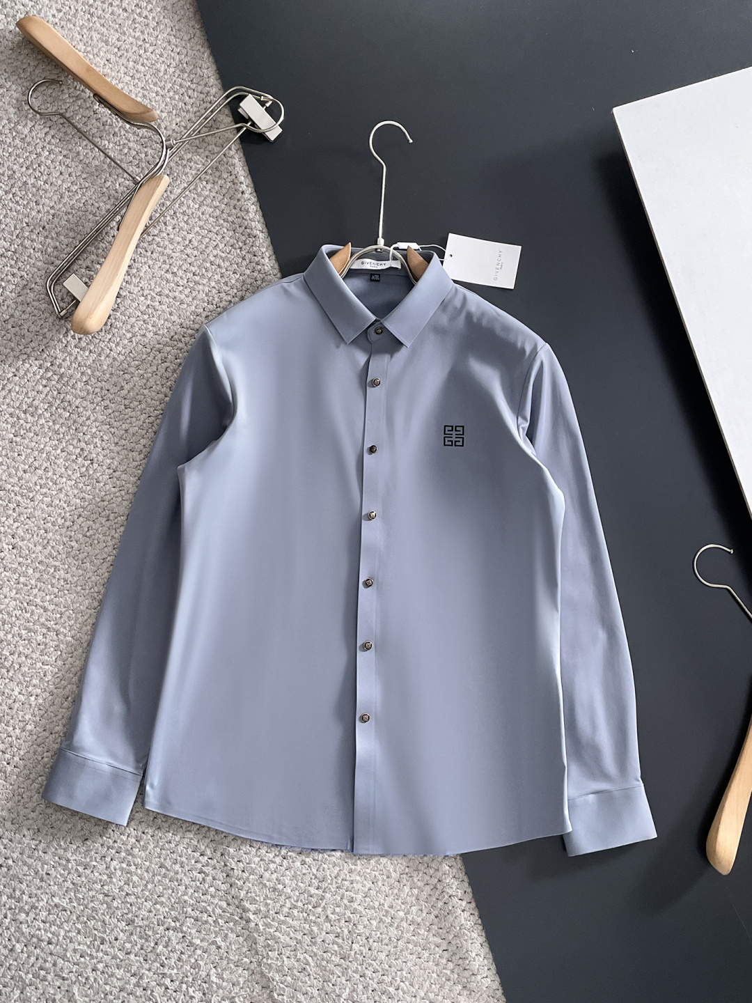 NO:601820,'Givenchy' original order. Hot sale coming. 2025ss official website new long-sleeved shirt, exquisite embroidered logo high-end version, counter custom fabric. High breathability and comfort, precision production, perfect detail processing, brand element design concept, reflecting high quality. Delicate and soft touch!  It presents a casual cut and the upper body shape is awesome!  Size M-3XL,,givenchy,shirts,alexander wang19860909《 纪梵希 》 原单货. 爆款来袭 2025ss官网新款长袖 衬衫 衬衣,精美刺绣Logo 高端版本,专柜定制面料 透气舒适度高,精工制作,细节处理完美无可挑剔,品牌元素设计理念,体现高品质.手感细腻柔软！呈现休闲裁剪,上身版型超赞！码数M-3XL,,givenchy,shirts,alexander wang,Men's clothing