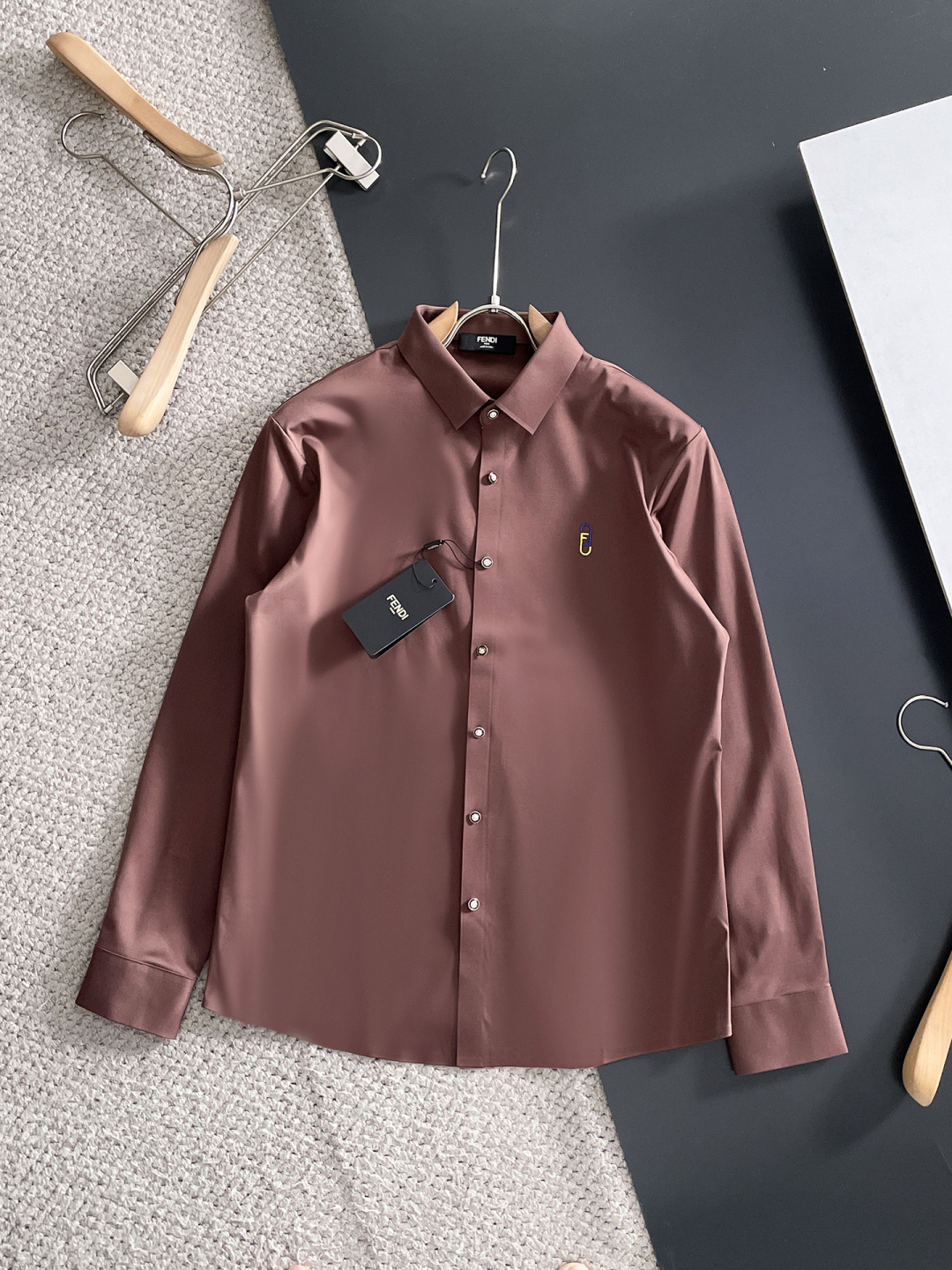 NO:601823,'FENDI Fendi' original order. Hot style is coming. 2025ss official website new long-sleeved shirt, exquisite embroidered logo high-end version, counter customized fabric, high breathability and comfort, precision production, perfect detail processing, brand element design concept, reflecting high quality. Delicate and soft touch!  It presents a casual cut and the upper body shape is awesome!  Size M-3XL,,fendi,fendi,shirts,alexander wang19860909《 FENDI 芬迪 》 原单货. 爆款来袭 2025ss官网新款长袖 衬衫 衬衣,精美刺绣Logo 高端版本,专柜定制面料 透气舒适度高,精工制作,细节处理完美无可挑剔,品牌元素设计理念,体现高品质.手感细腻柔软！呈现休闲裁剪,上身版型超赞！码数M-3XL,,fendi,fendi,shirts,alexander wang,Men's clothing