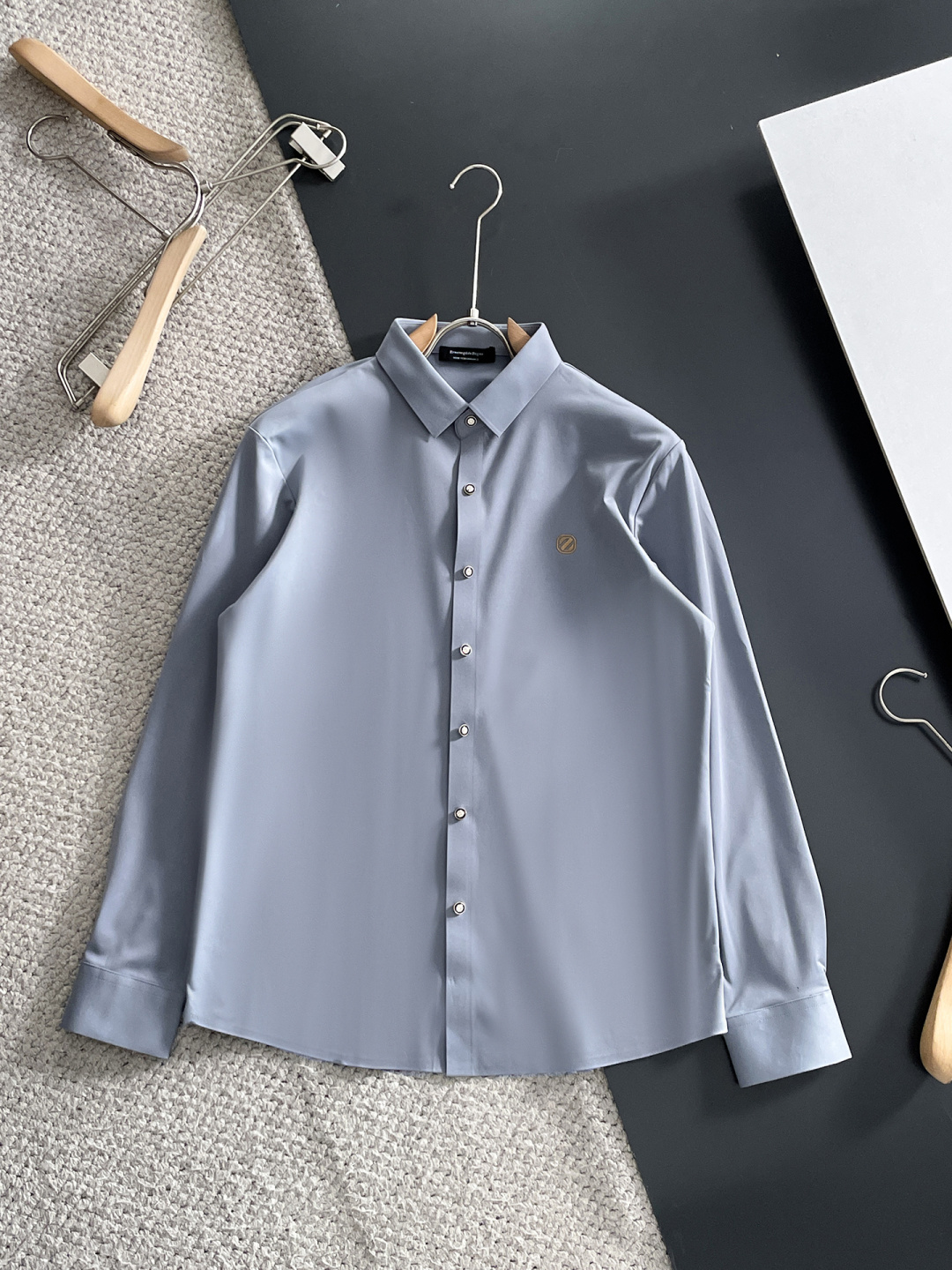 NO:601826,'Emenia Ermenegildo Zegna' original order. Hot item is coming. 2025ss official website new long-sleeved shirt, exquisite embroidered logo high-end version, counter customized fabric, high breathability and comfort, precision production, perfect detail processing, brand element design concept, reflecting high quality. It feels delicate and soft!  It presents a casual cut and the upper body shape is awesome!  Size M-3XL,,zegna,shirts,alexander wang19860909《 杰尼亚 》 原单货. 爆款来袭 2025ss官网新款长袖 衬衫 衬衣,精美刺绣Logo 高端版本,专柜定制面料 透气舒适度高,精工制作,细节处理完美无可挑剔,品牌元素设计理念,体现高品质.手感细腻柔软！呈现休闲裁剪,上身版型超赞！码数M-3XL,,zegna,shirts,alexander wang,Men's clothing