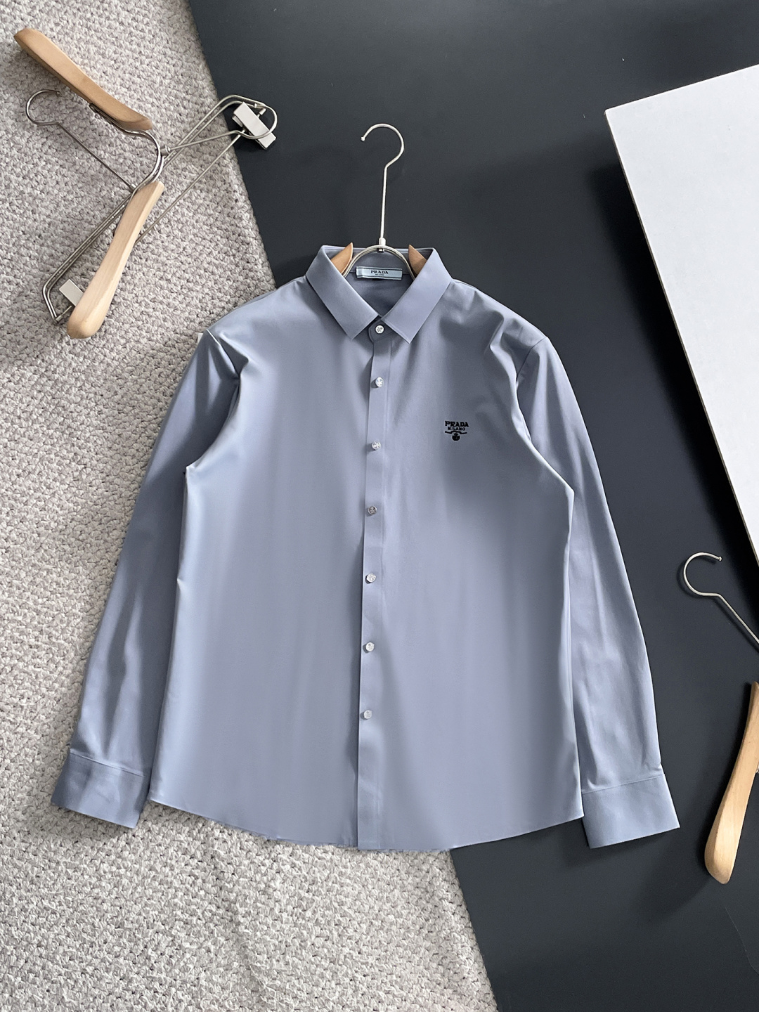 NO:601841,'PRADA Prada' original order. Hot style is coming. 2025ss official website new long-sleeved shirt, exquisite embroidered logo high-end version, counter customized fabric. High breathability and comfort, precision production, perfect detail processing, brand element design concept, reflecting high quality. Delicate and soft touch!  It presents a casual cut and the upper body shape is awesome!  Size M-3XL,,prada,prada,shirts,alexander wang19860909《 PRADA 普拉达 》 原单货. 爆款来袭 2025ss官网新款长袖 衬衫 衬衣,精美刺绣Logo 高端版本,专柜定制面料 透气舒适度高,精工制作,细节处理完美无可挑剔,品牌元素设计理念,体现高品质.手感细腻柔软！呈现休闲裁剪,上身版型超赞！码数M-3XL,,prada,prada,shirts,alexander wang,Men's clothing