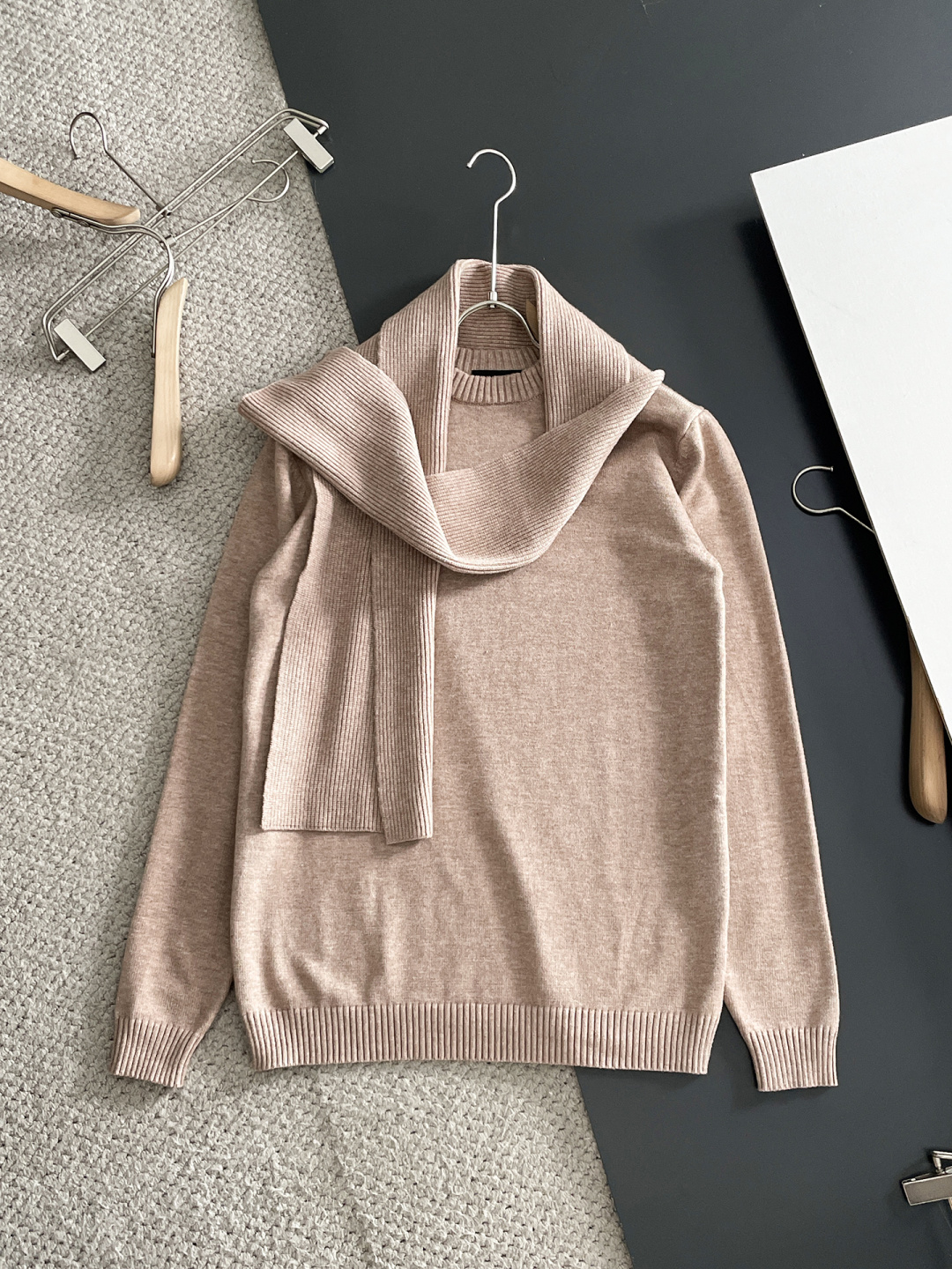 NO:610666,PRADA 2025 autumn and winter new wool sweater. High-quality Italian imported wool blended fabrics, high-density knitting, fashionable and versatile sweater, very handsome. The classic logo is more durable and less likely to deform. The counter version can be easily held in various styles. The classic fashion style that is sought after every year has become popular all over the world!  Size M-3XL (please state your height and weight when placing an order), prada, prada, sweaters, alexander wang19860909PRADA 普拉达 2025秋冬新款羊毛毛衣 高品质意大利进口羊毛混纺面料,高密度针织,时尚百搭毛衣,帅气十足.经典Logo标志 更耐穿更加不易变形,专柜版型,各种风格都能轻松Hold住,年年被追捧的经典时尚款 已经风靡全球！ 码数M-3XL(下单请报身高体重),,prada,prada,sweaters,alexander wang,Men's clothing